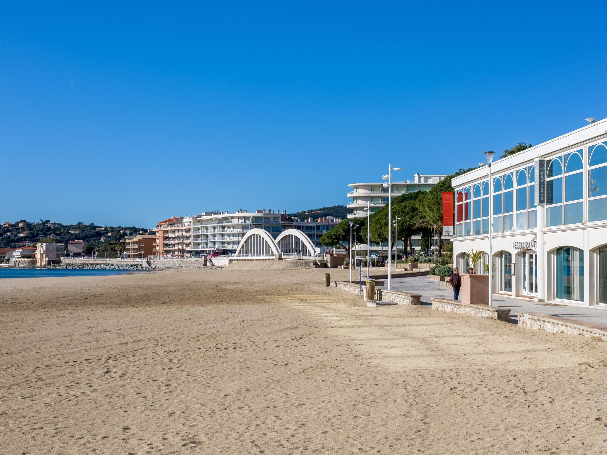 Photo 15 - 1 bedroom Apartment in Sainte-Maxime with swimming pool and sea view