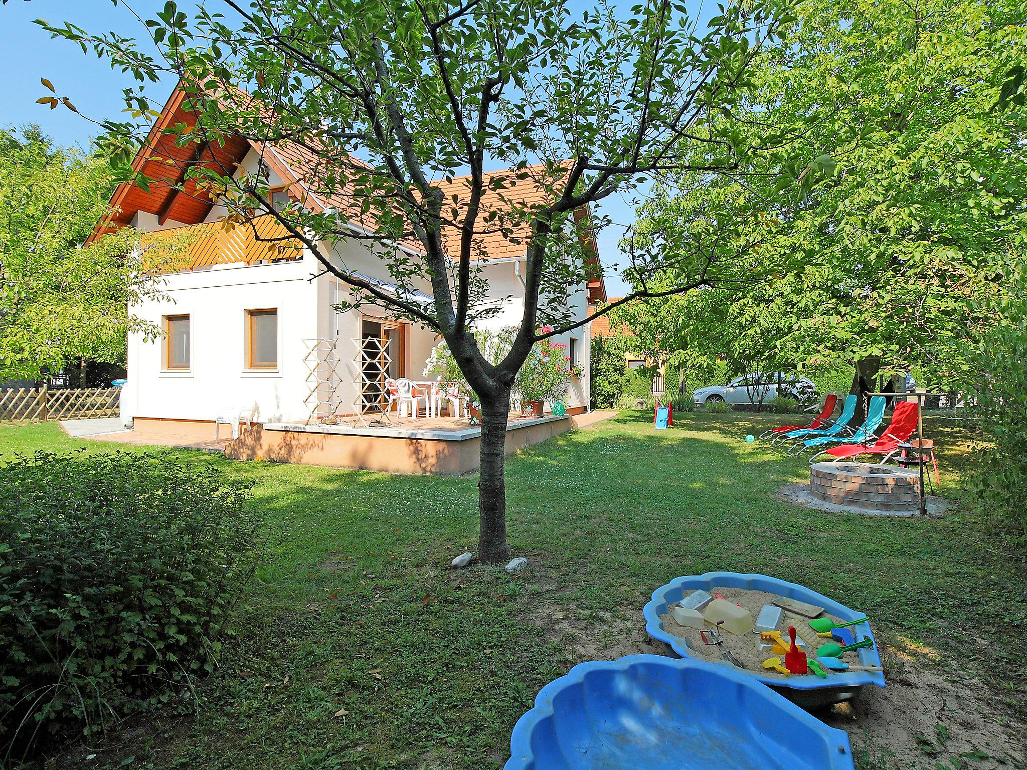 Foto 1 - Apartamento de 2 habitaciones en Balatonakali con jardín y vistas a la montaña