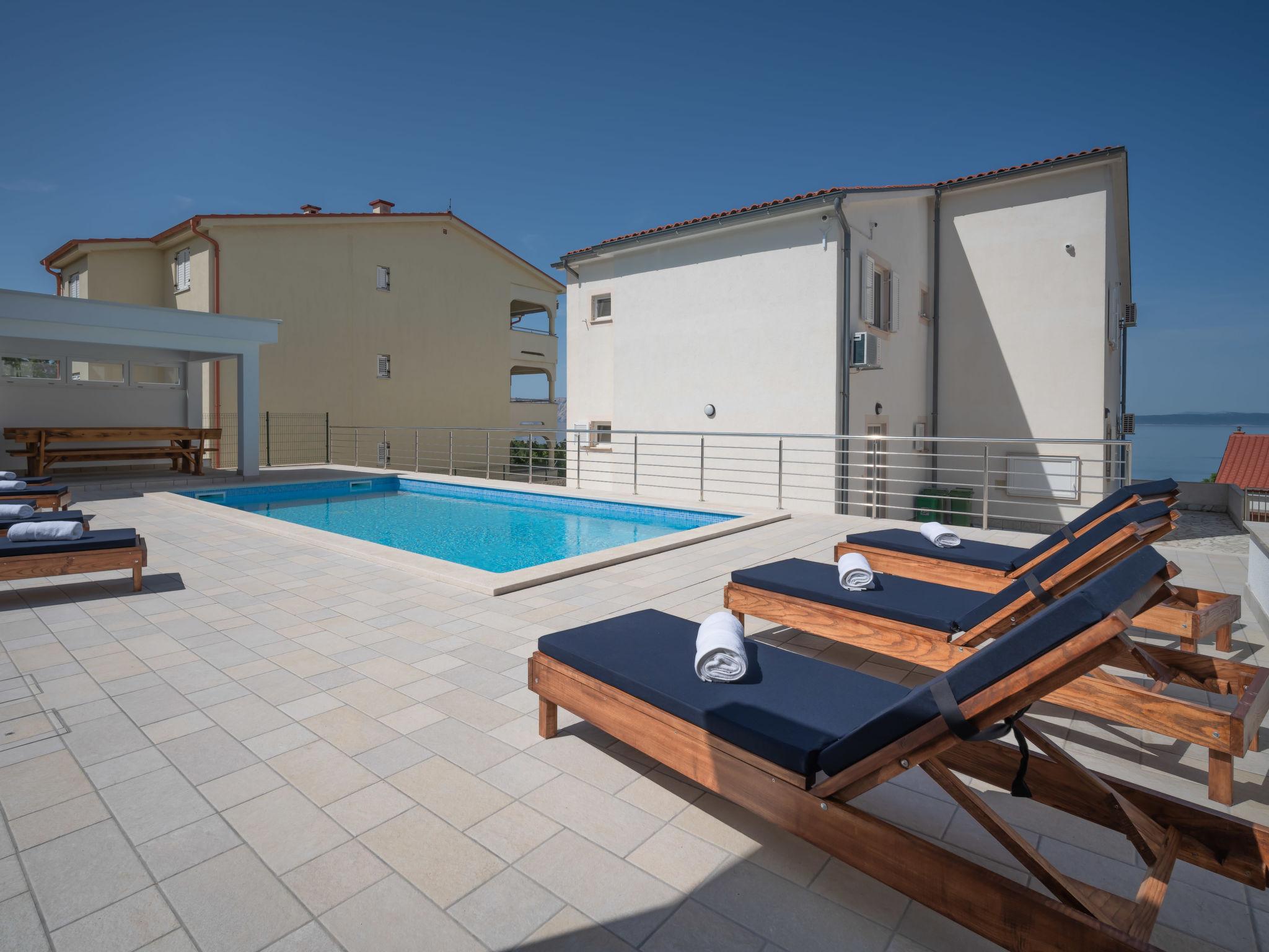 Foto 15 - Apartamento de 2 quartos em Novi Vinodolski com piscina e terraço