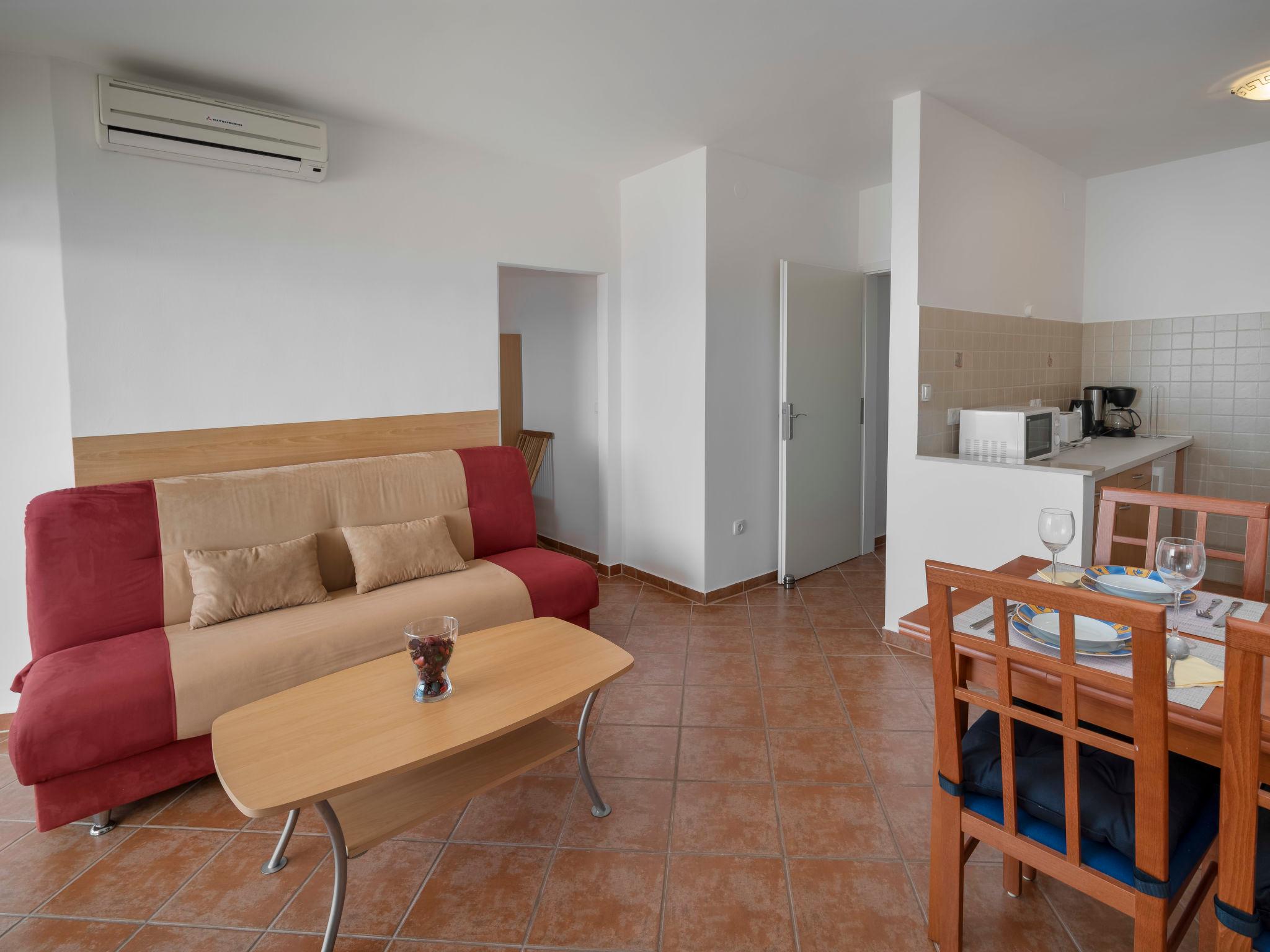Foto 4 - Apartment mit 2 Schlafzimmern in Novi Vinodolski mit schwimmbad und terrasse