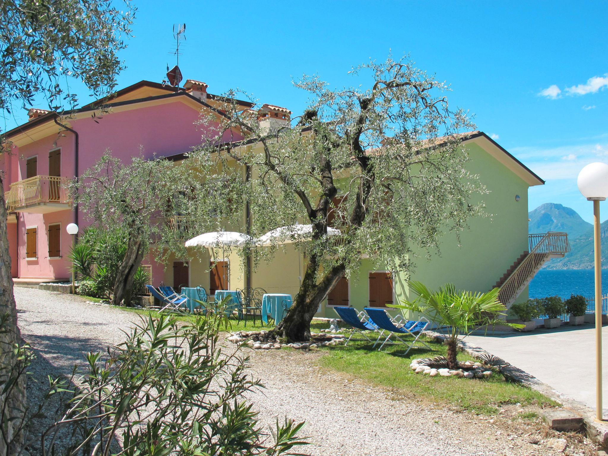 Photo 3 - Appartement de 2 chambres à Brenzone sul Garda avec jardin et terrasse