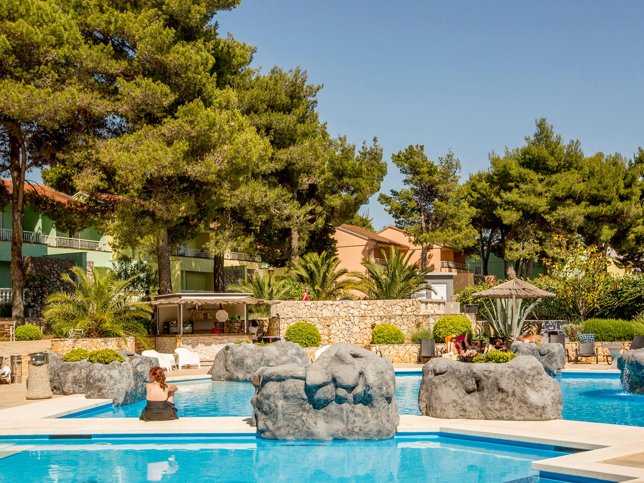 Foto 19 - Apartamento de 2 habitaciones en Vodice con piscina y vistas al mar