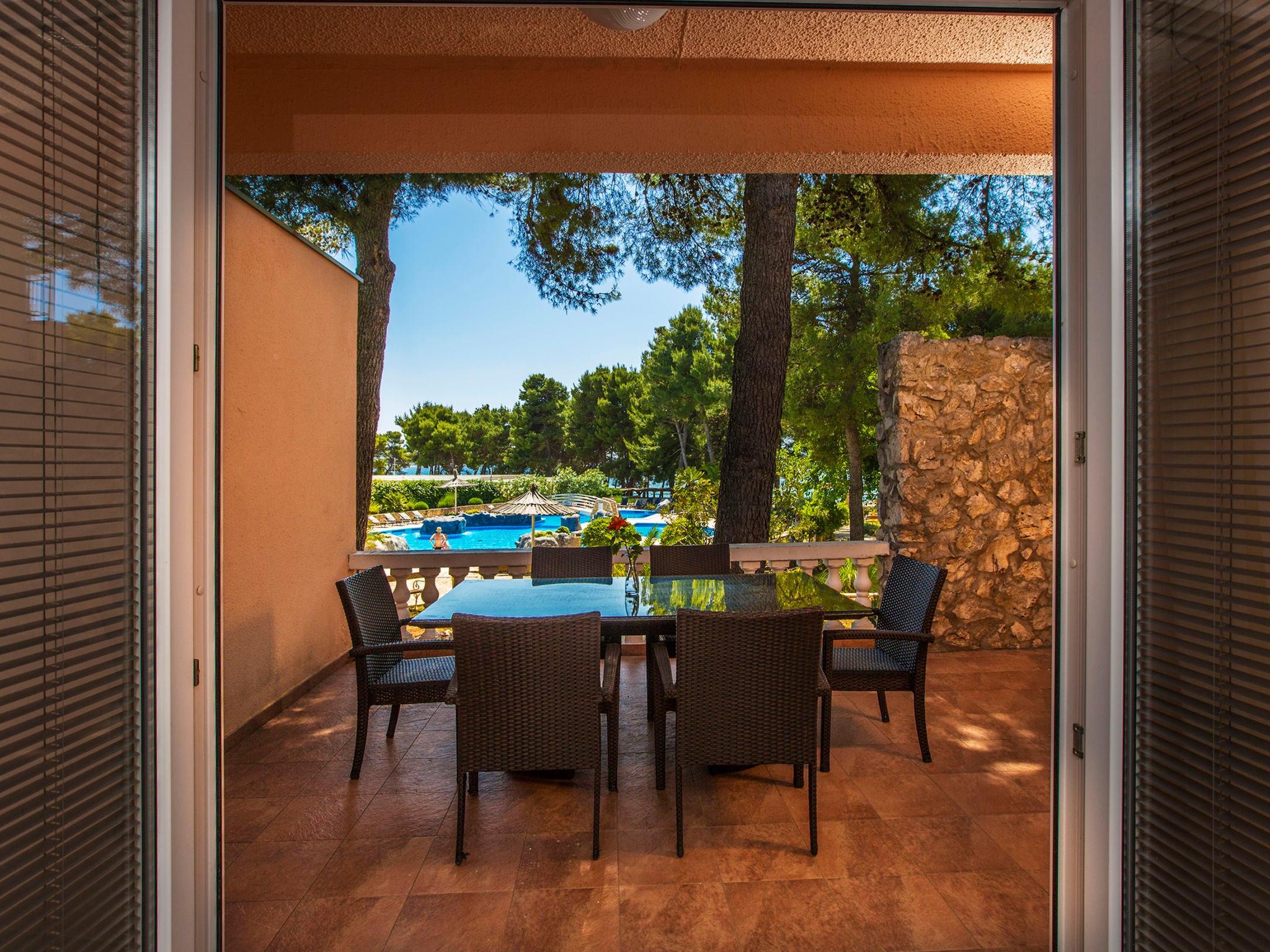 Foto 3 - Appartamento con 2 camere da letto a Vodice con piscina e vista mare