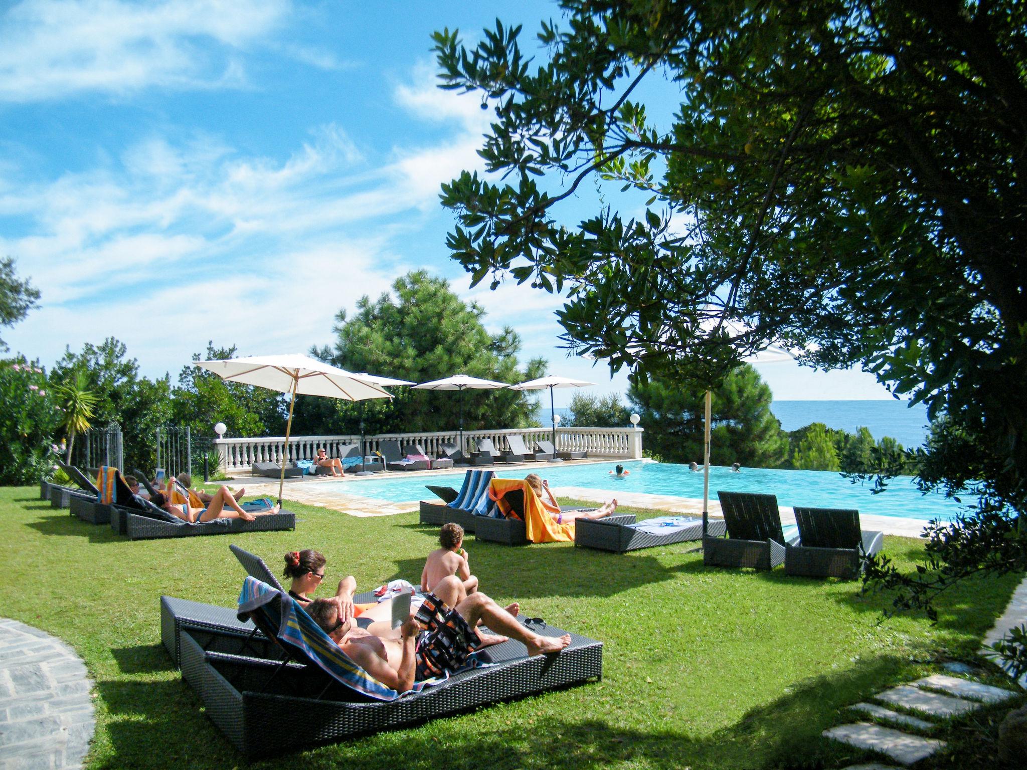 Foto 9 - Casa de 2 quartos em Sari-Solenzara com piscina e vistas do mar