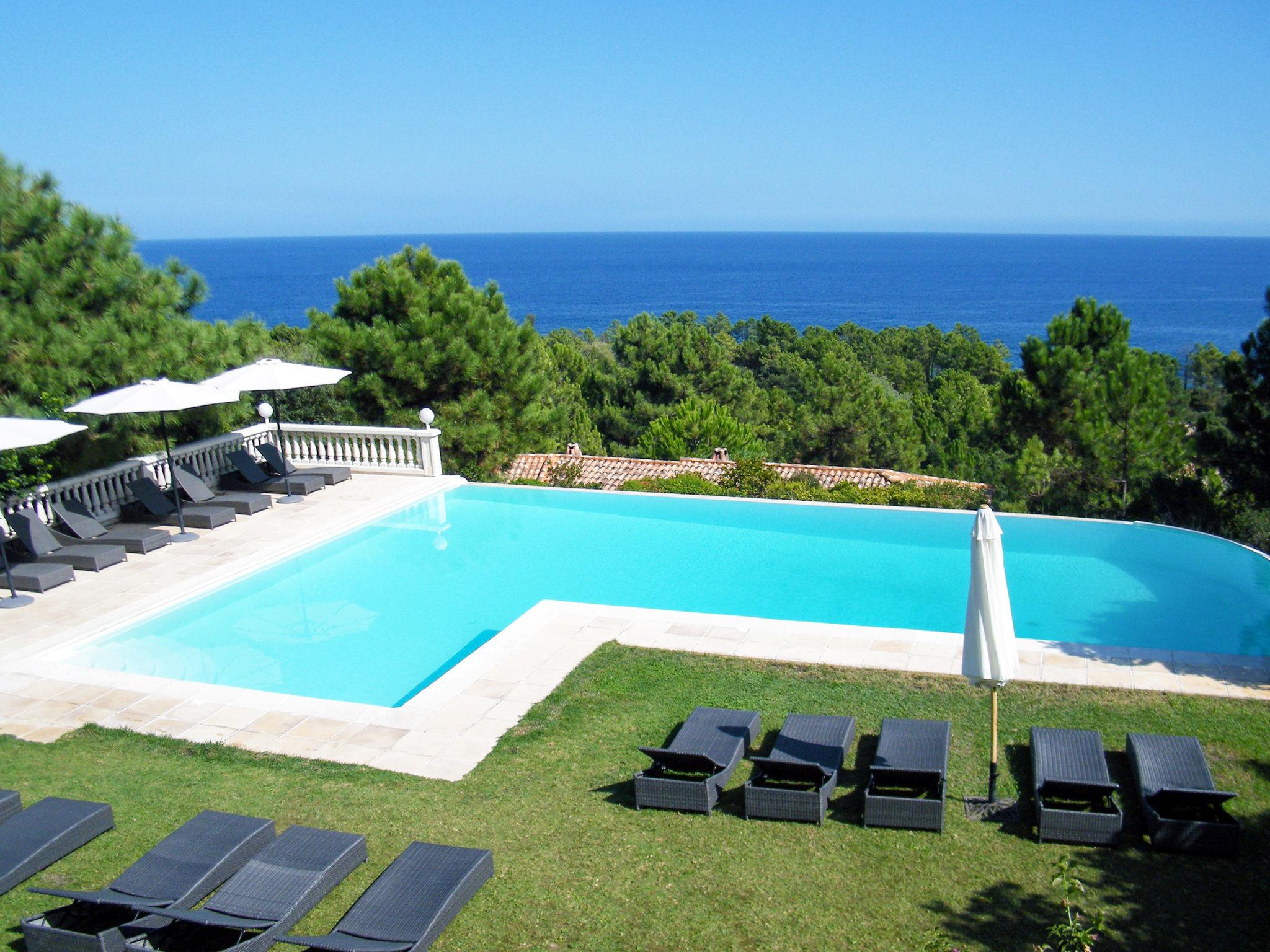 Foto 8 - Casa de 2 quartos em Sari-Solenzara com piscina e vistas do mar