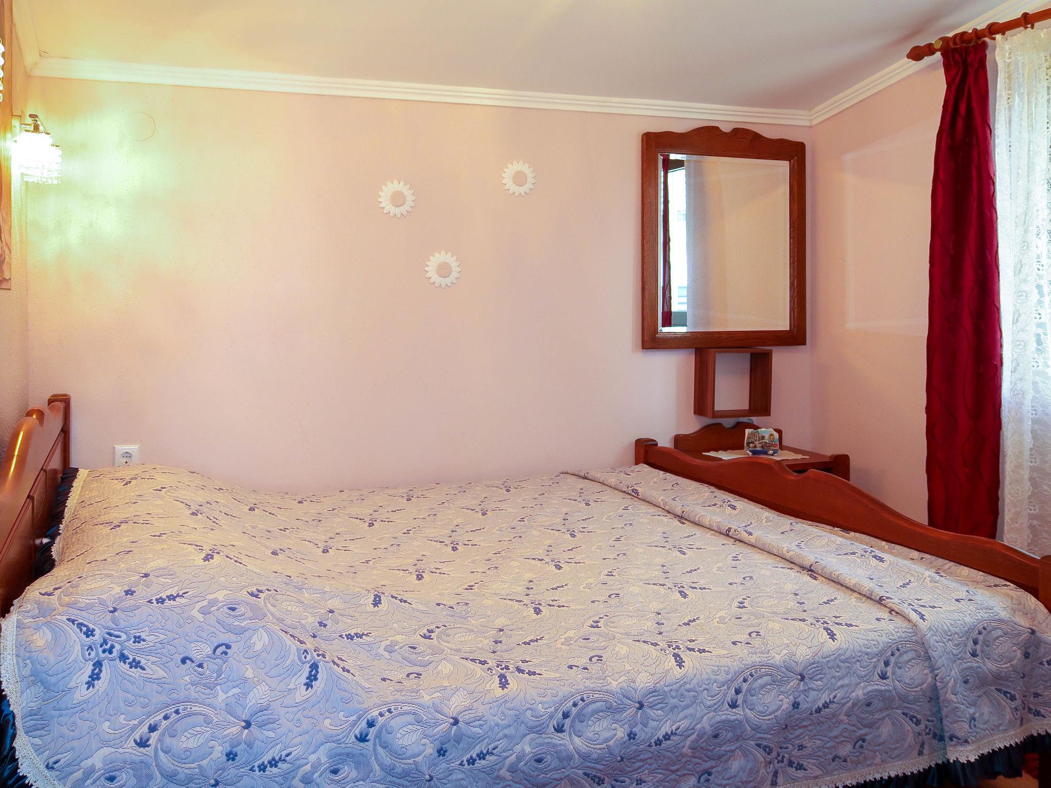 Foto 9 - Appartamento con 2 camere da letto a Krk con giardino e vista mare