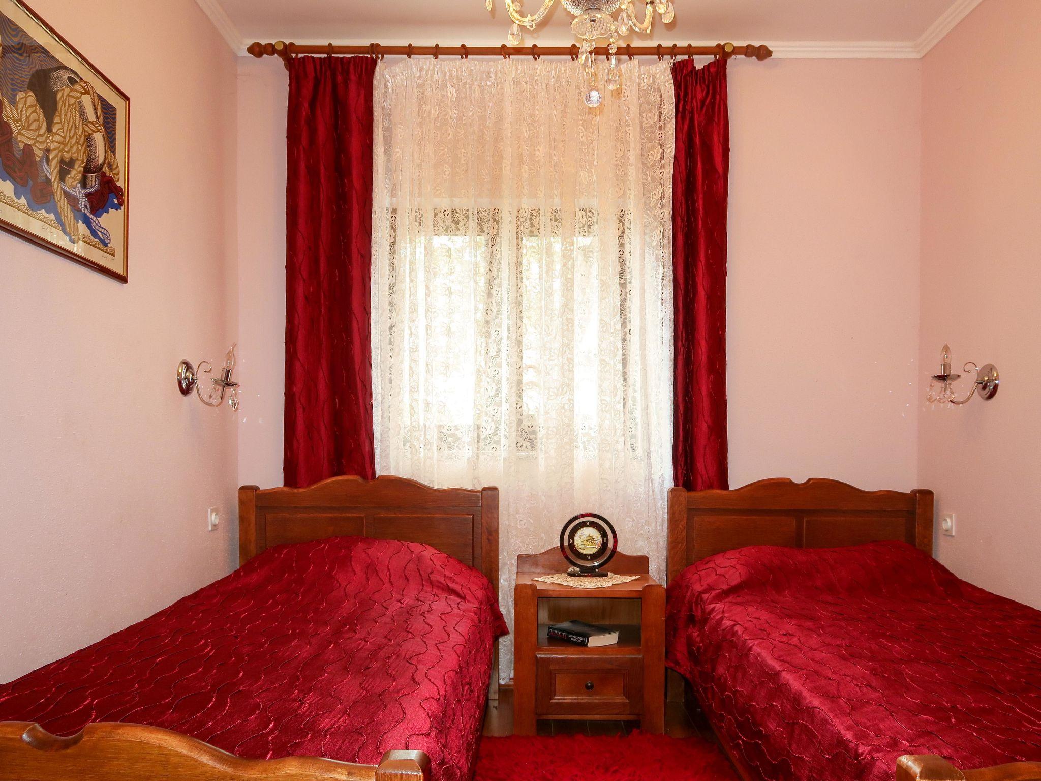 Foto 8 - Appartamento con 2 camere da letto a Krk con giardino e vista mare