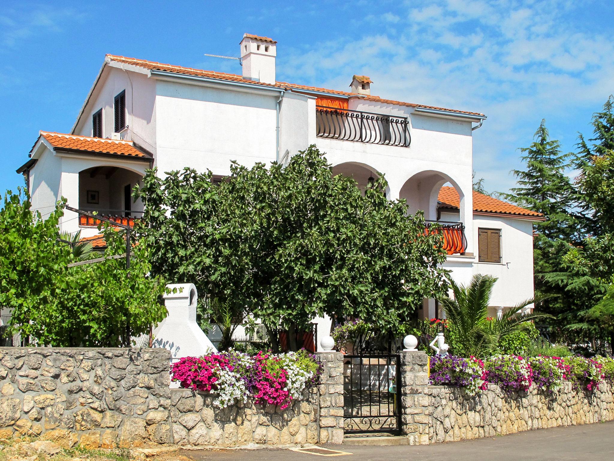 Foto 2 - Apartamento de 2 quartos em Krk com jardim e vistas do mar