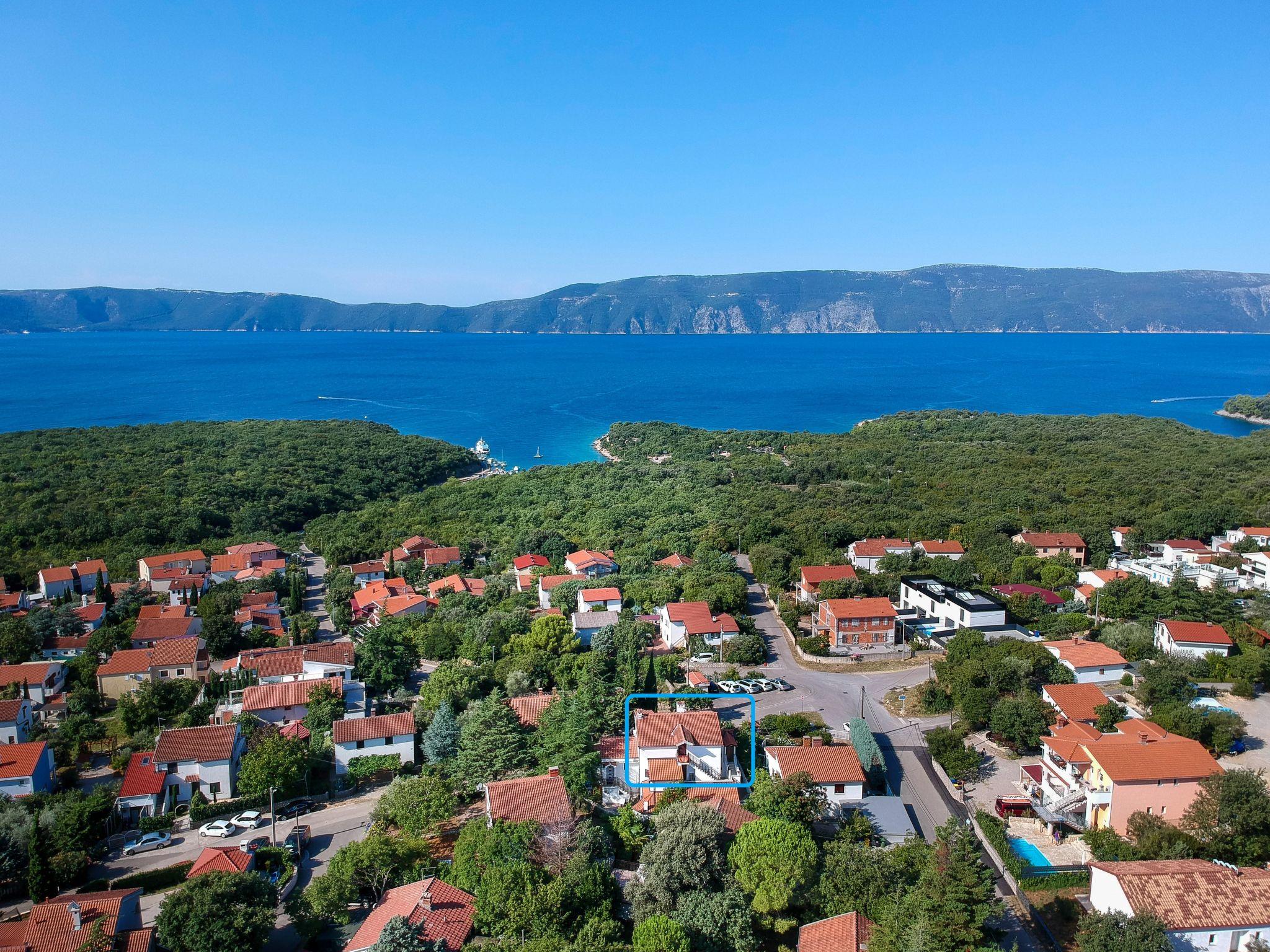 Foto 3 - Apartamento de 1 quarto em Krk com jardim e vistas do mar