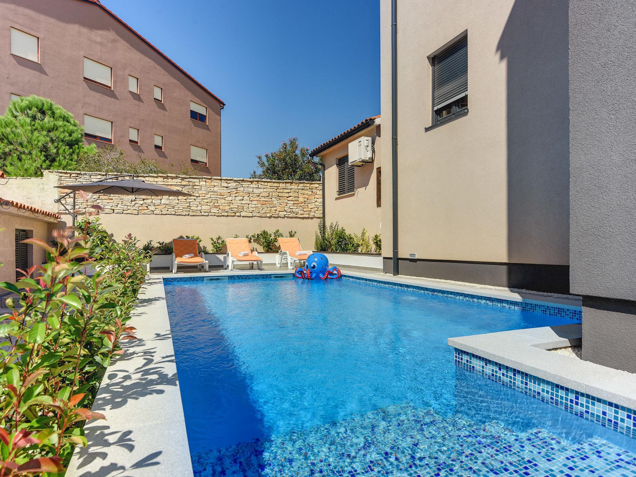 Foto 21 - Casa de 4 quartos em Ližnjan com piscina privada e jardim