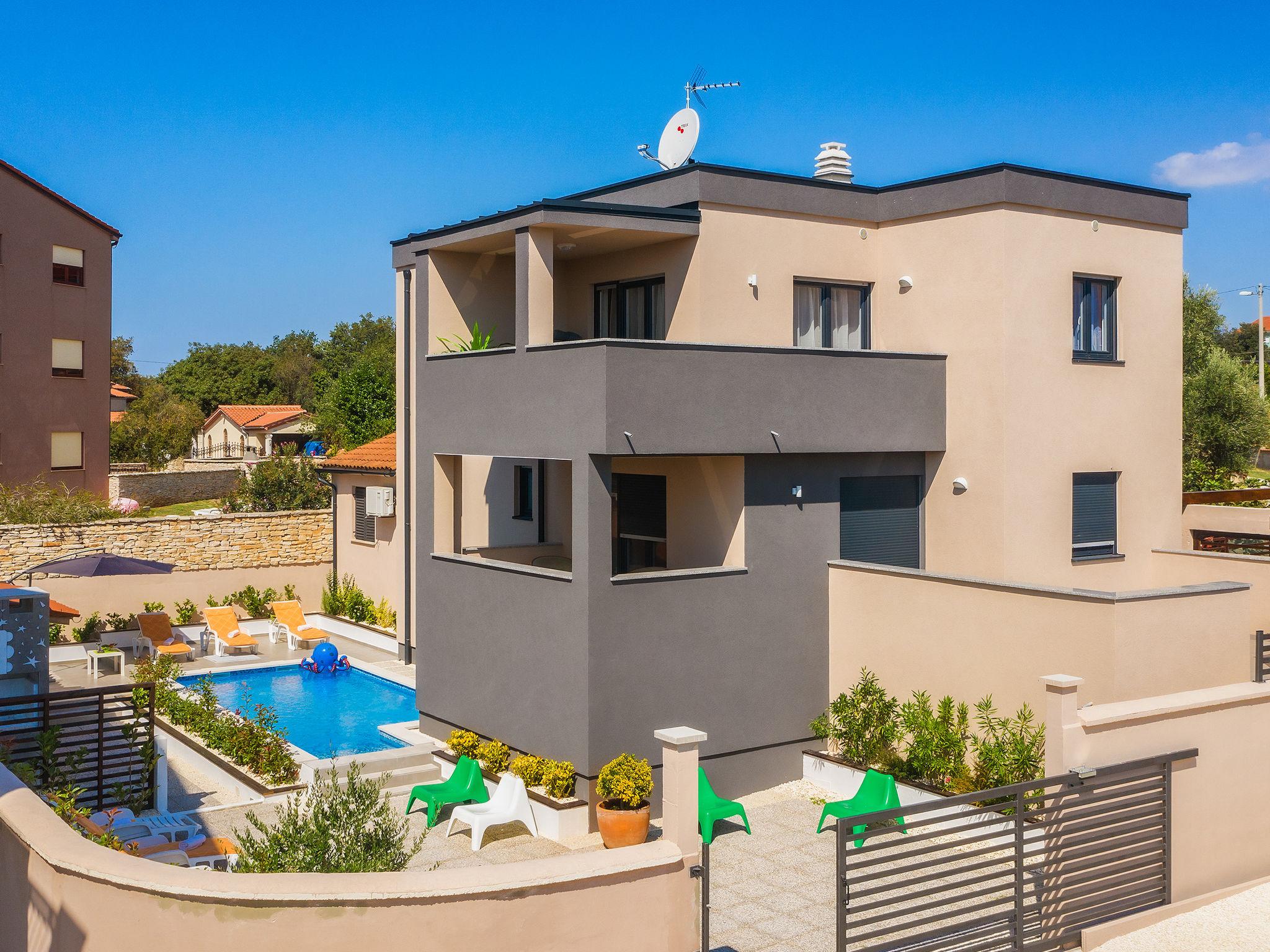 Foto 20 - Casa con 4 camere da letto a Ližnjan con piscina privata e giardino