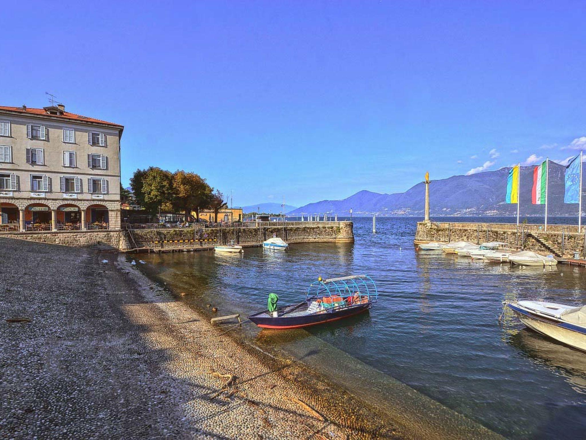 Foto 31 - Appartamento con 2 camere da letto a Luino con piscina e giardino