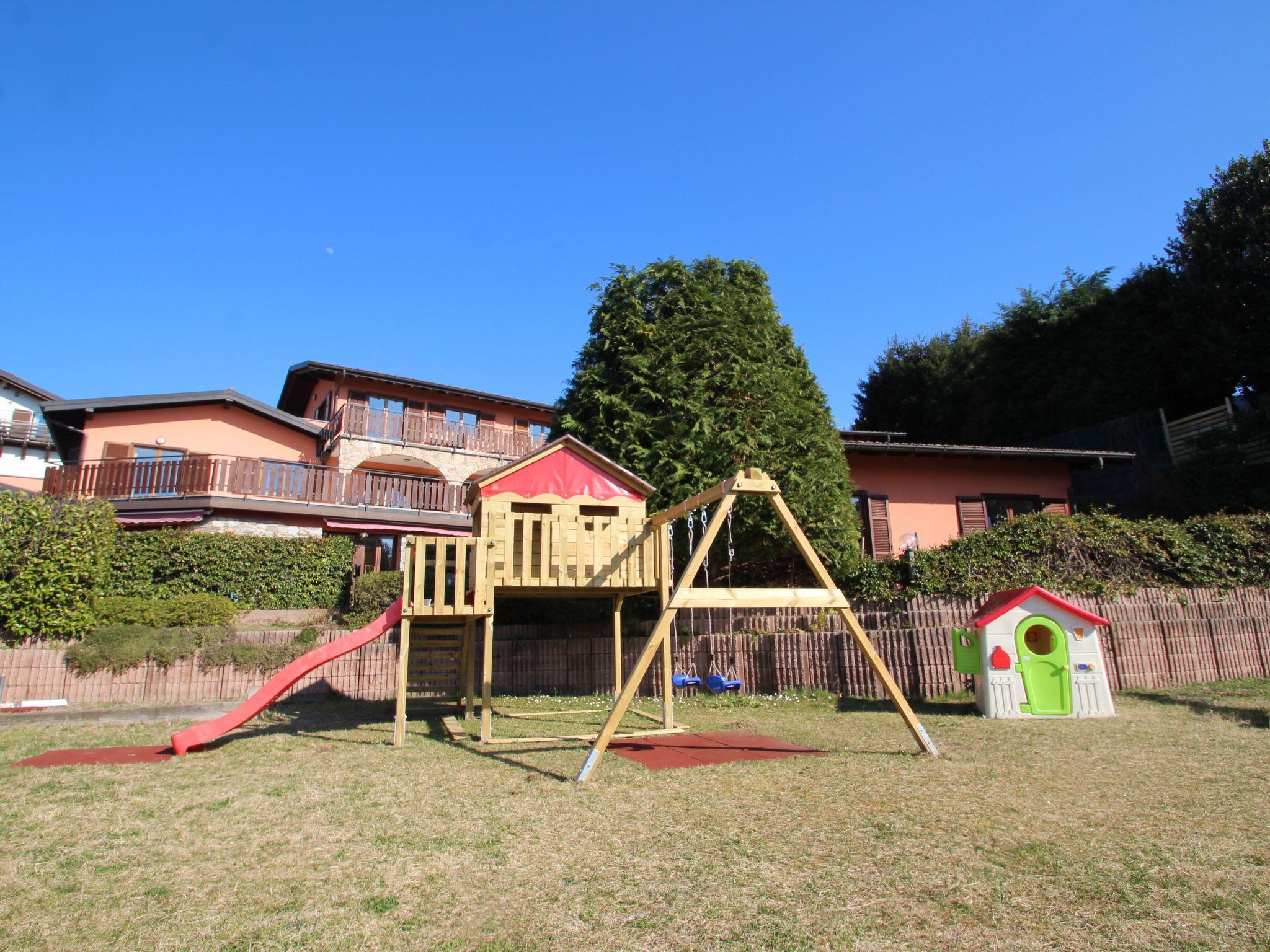 Foto 1 - Apartamento de 1 habitación en Luino con piscina y vistas a la montaña