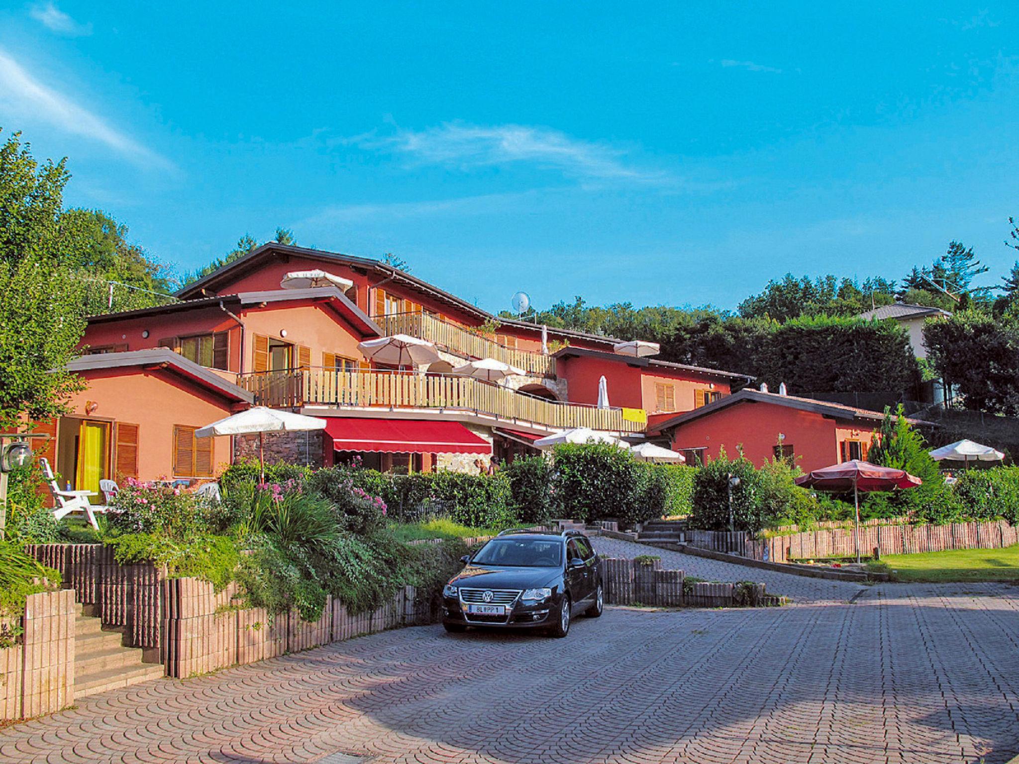 Foto 20 - Apartamento de 1 habitación en Luino con piscina y vistas a la montaña