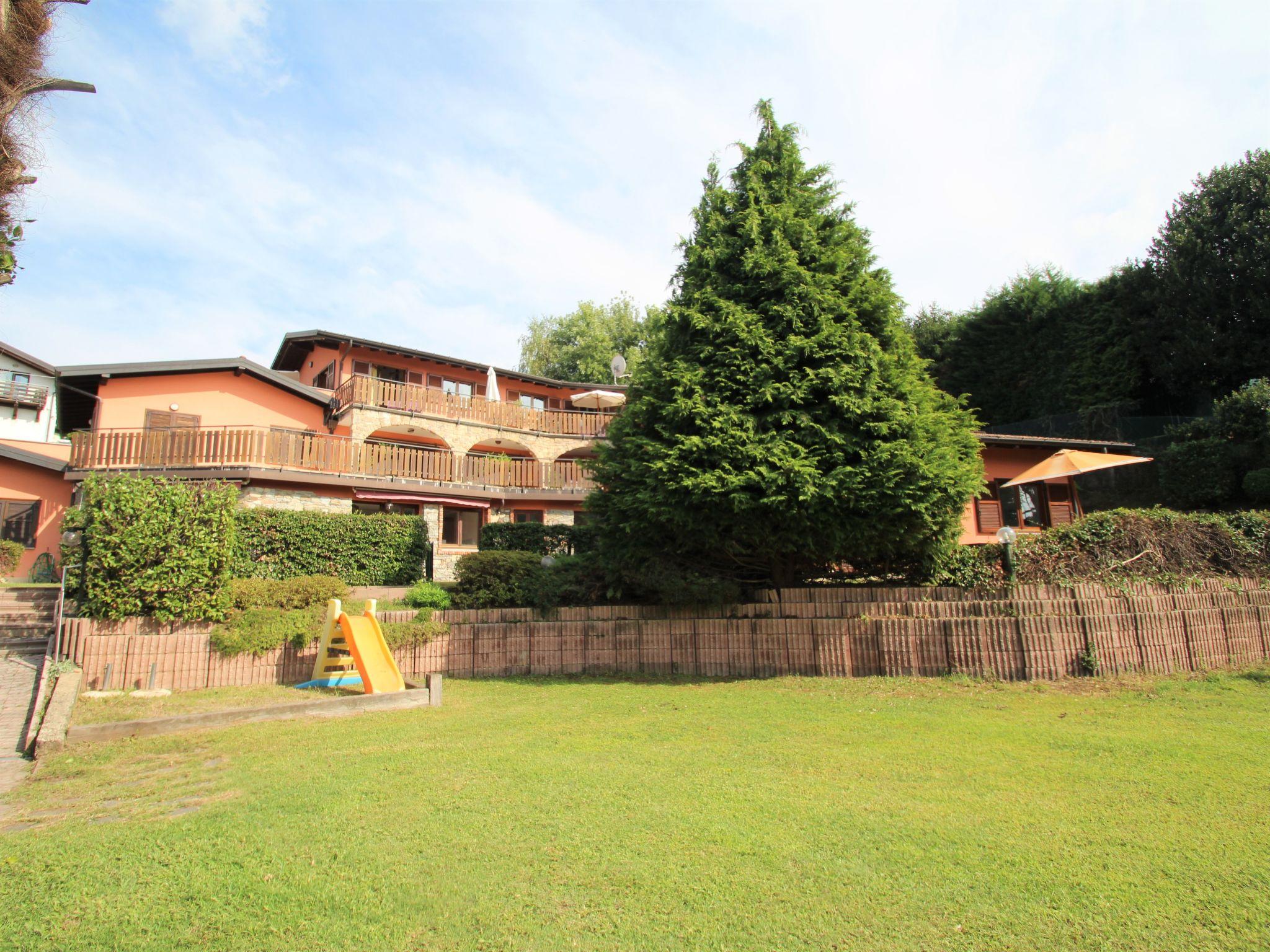 Foto 2 - Apartamento de 2 habitaciones en Luino con piscina y vistas a la montaña