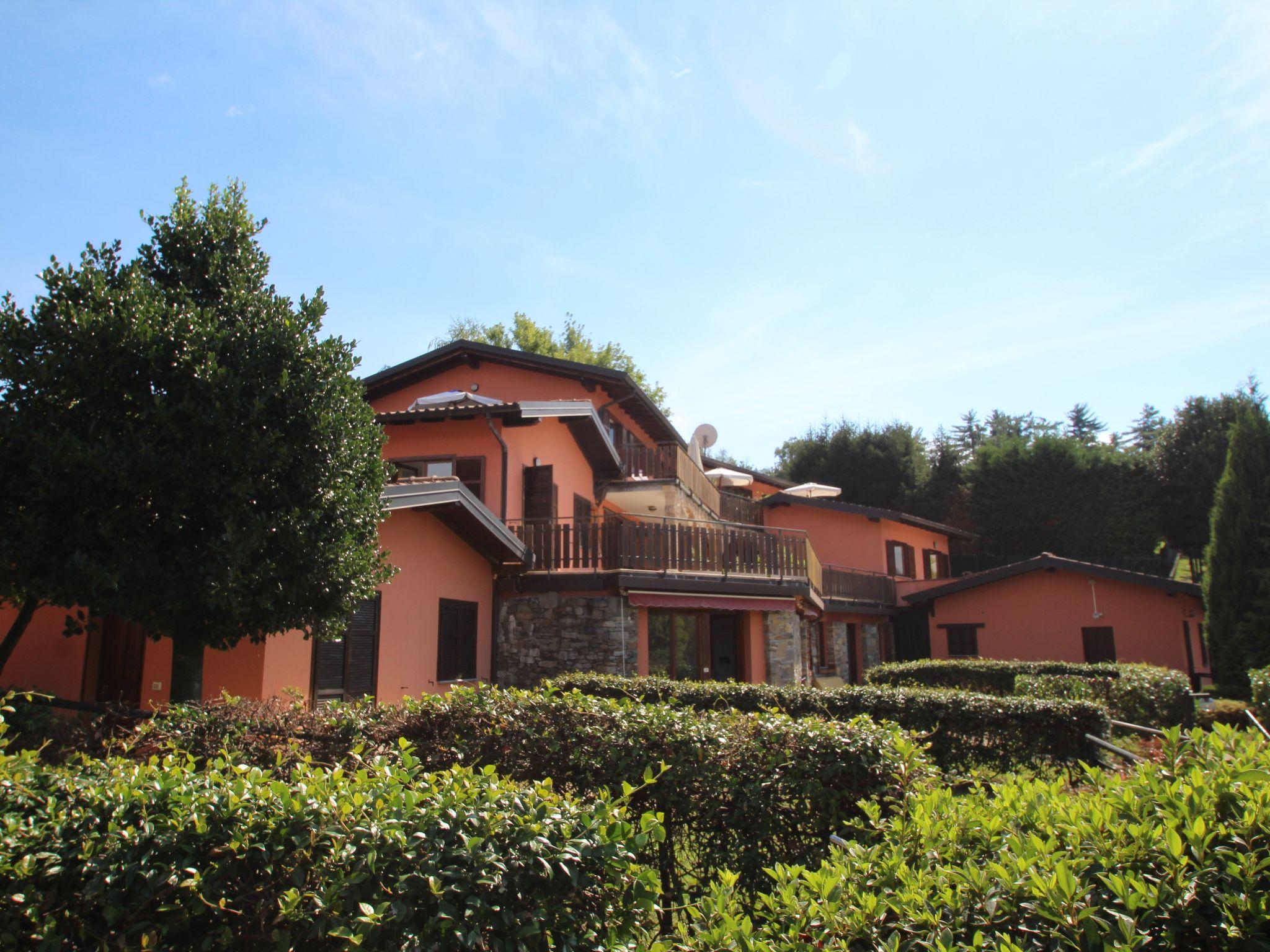 Foto 1 - Apartamento de 1 habitación en Luino con piscina y vistas a la montaña