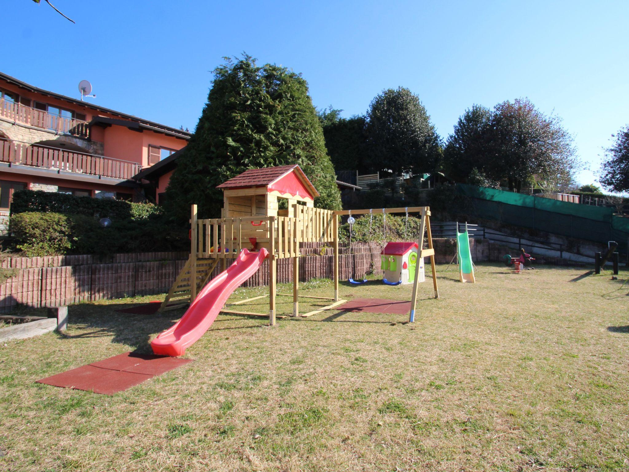 Foto 17 - Apartamento de 1 habitación en Luino con piscina y vistas a la montaña