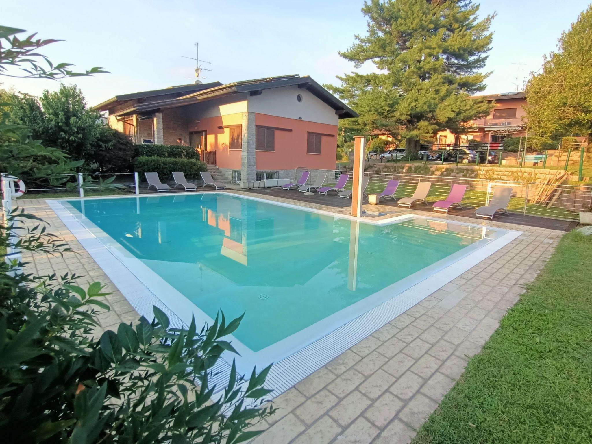 Foto 1 - Apartamento de 2 habitaciones en Luino con piscina y vistas a la montaña