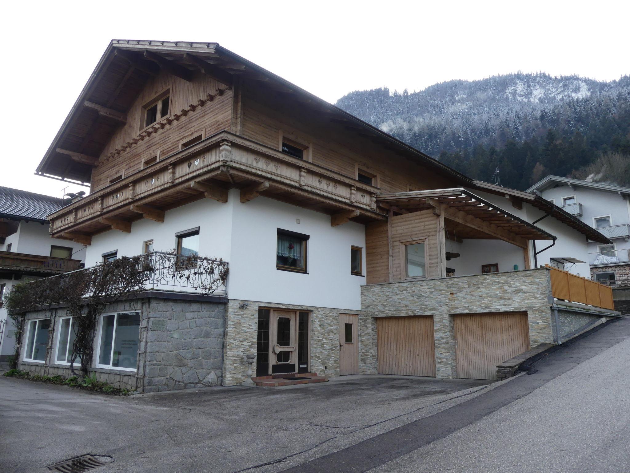 Foto 1 - Appartamento con 3 camere da letto a Strass im Zillertal con giardino e vista sulle montagne