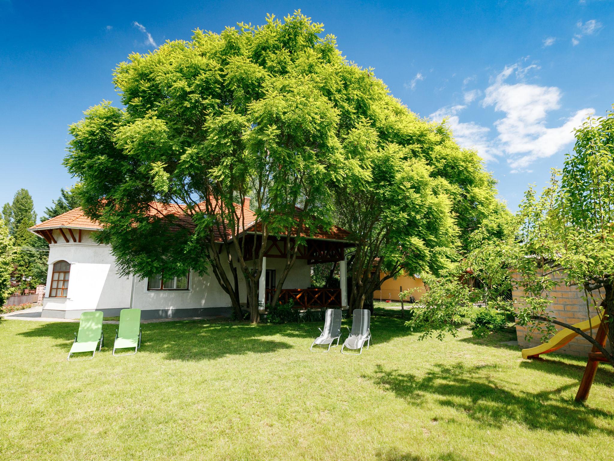 Foto 1 - Casa de 5 quartos em Balatonboglár com jardim e terraço