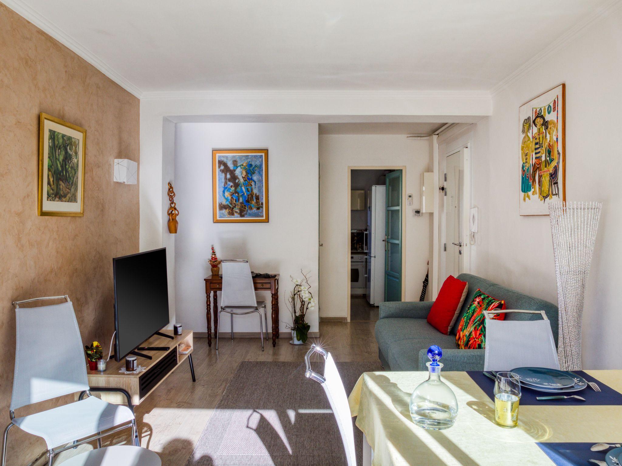Foto 1 - Appartamento con 2 camere da letto a Hyères con vista mare