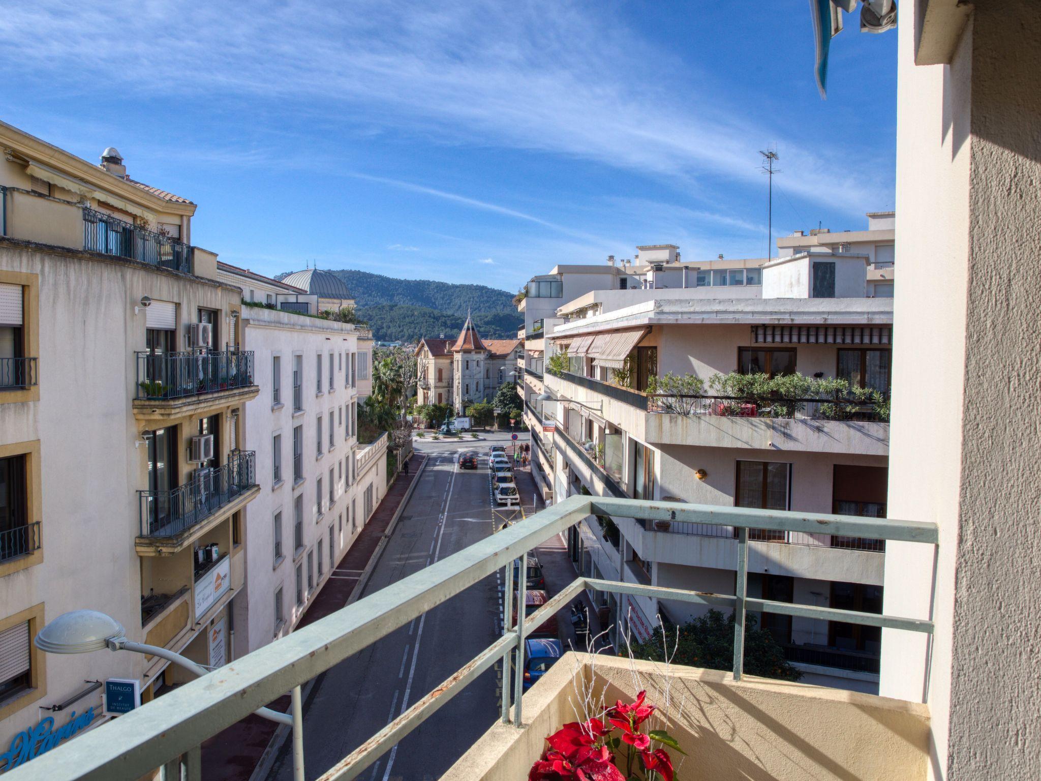 Foto 4 - Appartamento con 2 camere da letto a Hyères con vista mare