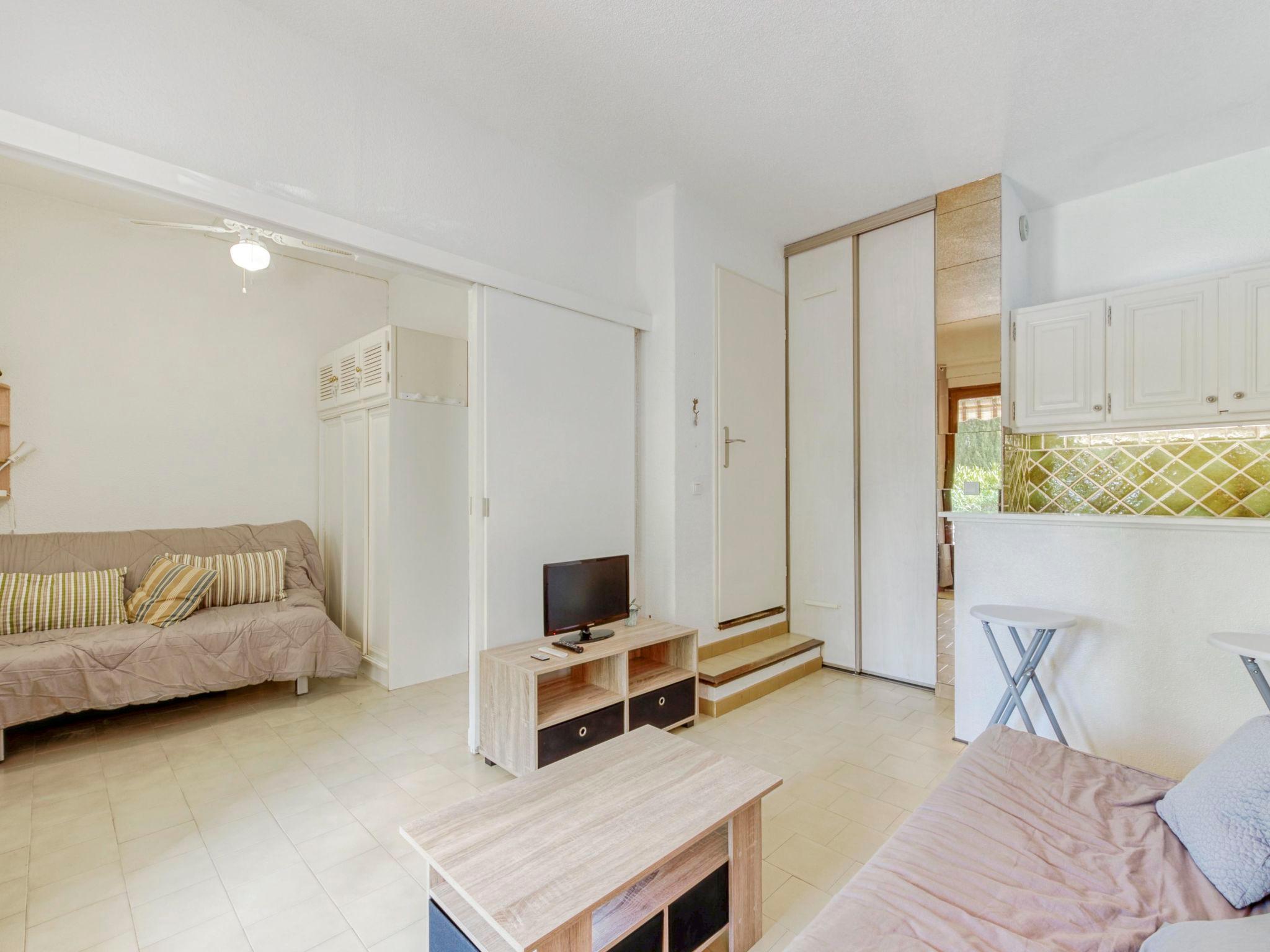 Foto 6 - Apartment mit 1 Schlafzimmer in Cavalaire-sur-Mer mit garten und blick aufs meer