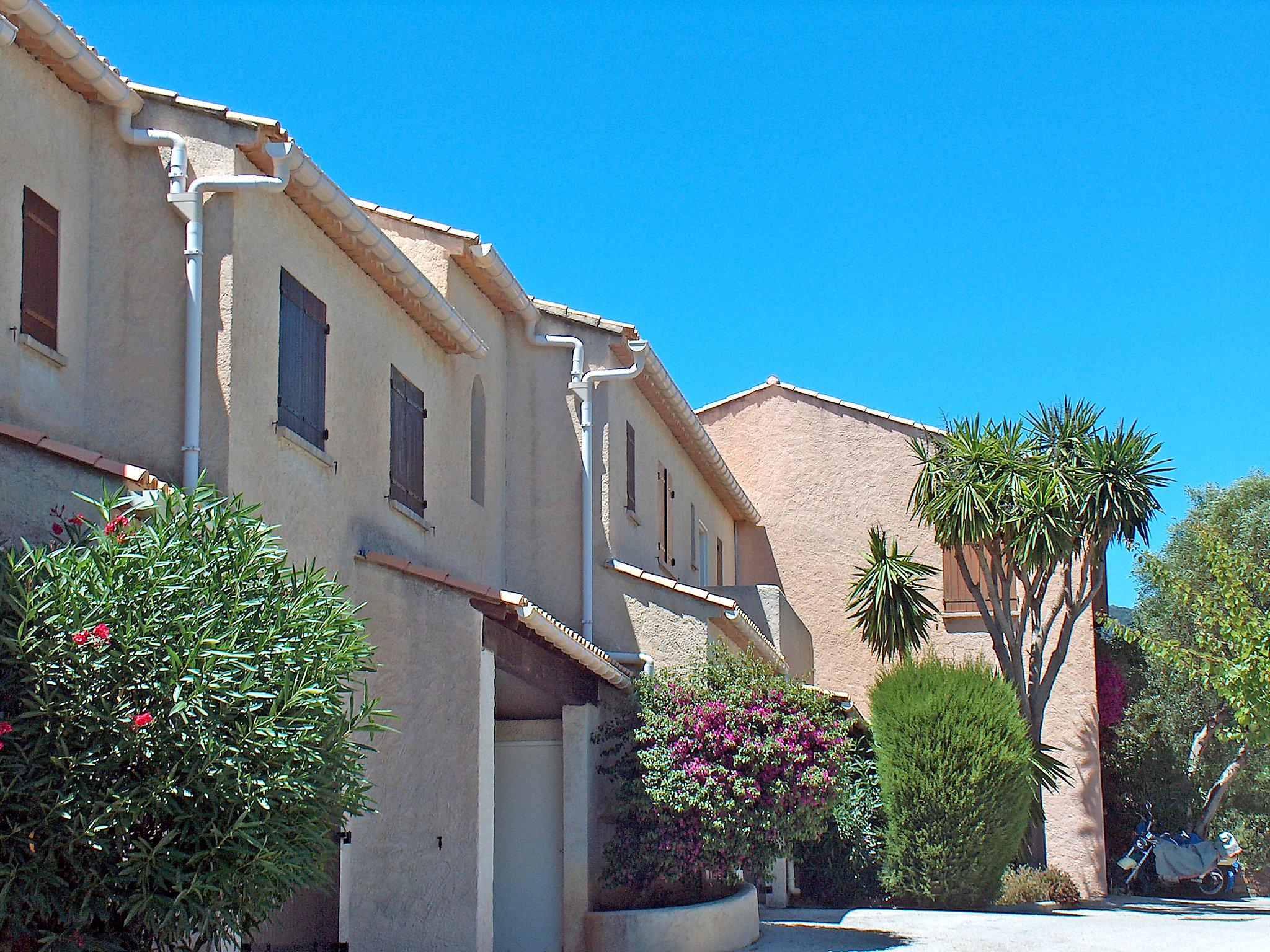 Photo 3 - Appartement de 2 chambres à Cavalaire-sur-Mer avec jardin et vues à la mer