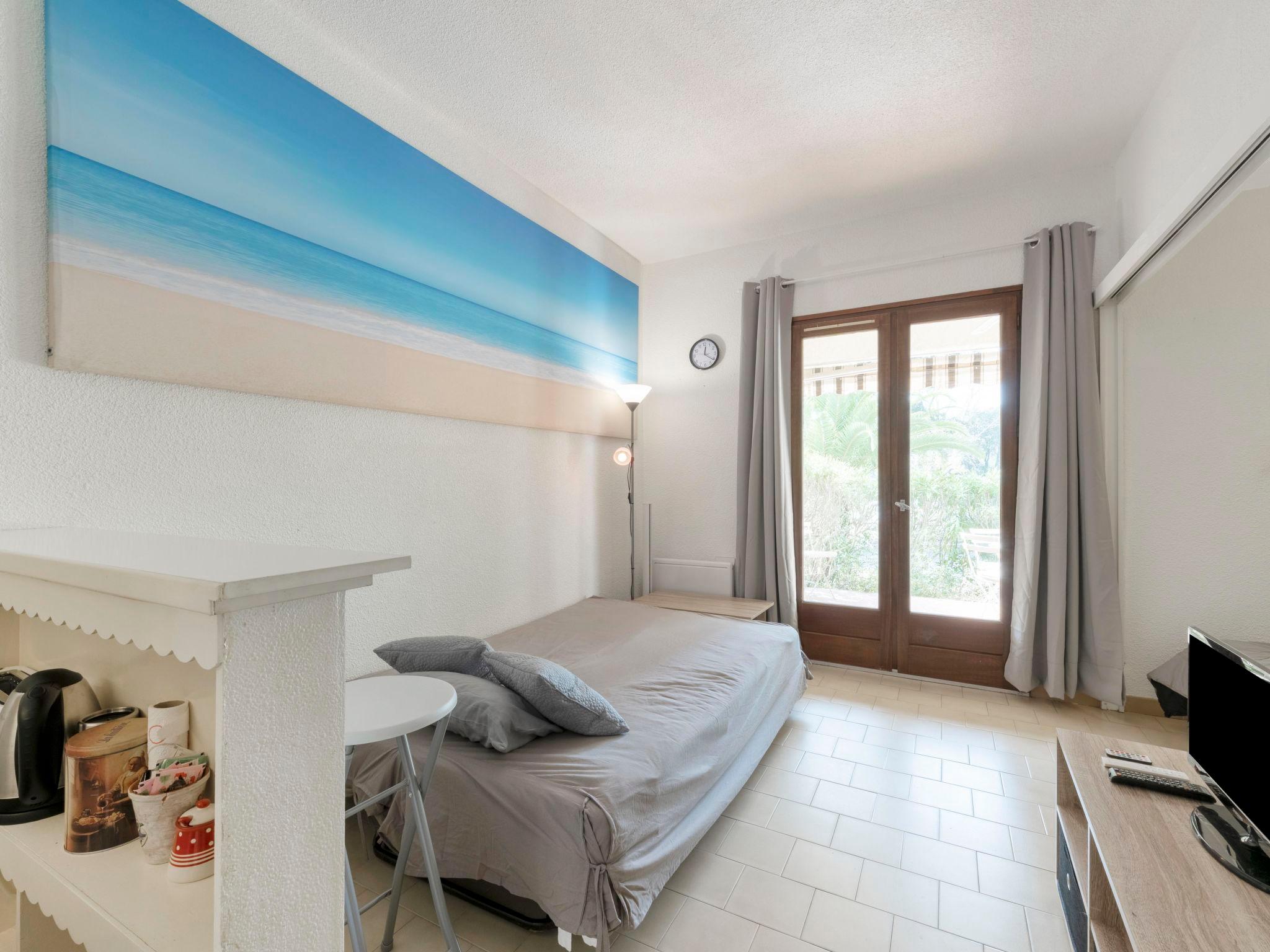Foto 9 - Apartamento de 1 habitación en Cavalaire-sur-Mer con jardín y vistas al mar