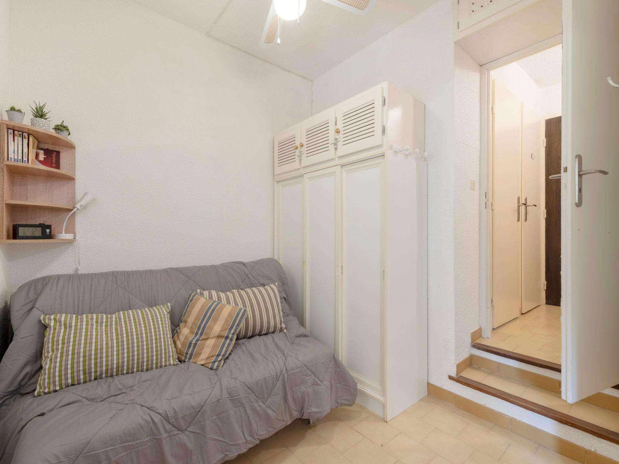 Foto 7 - Apartamento de 1 habitación en Cavalaire-sur-Mer con jardín y vistas al mar
