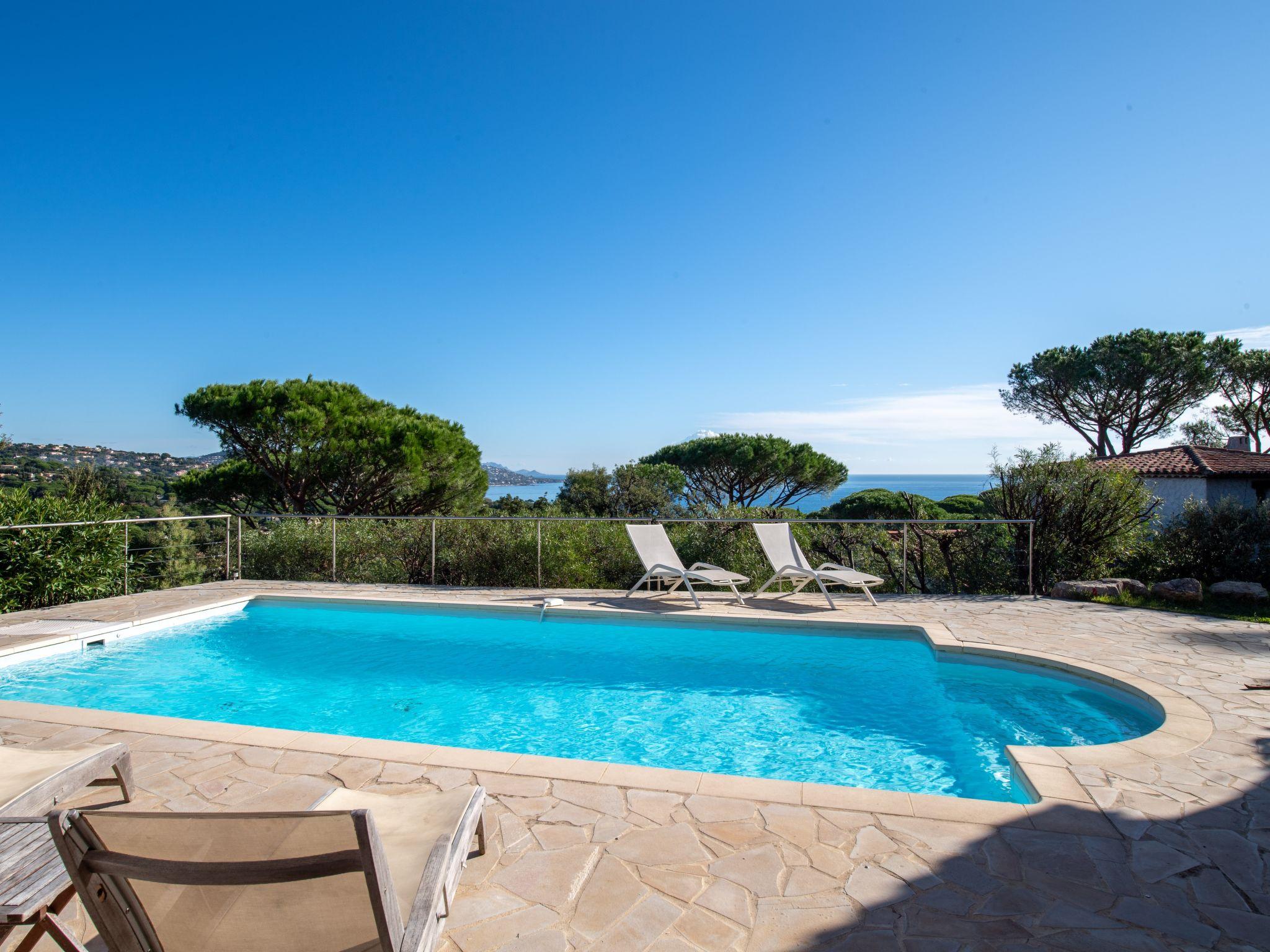 Foto 1 - Haus mit 3 Schlafzimmern in Sainte-Maxime mit privater pool und blick aufs meer