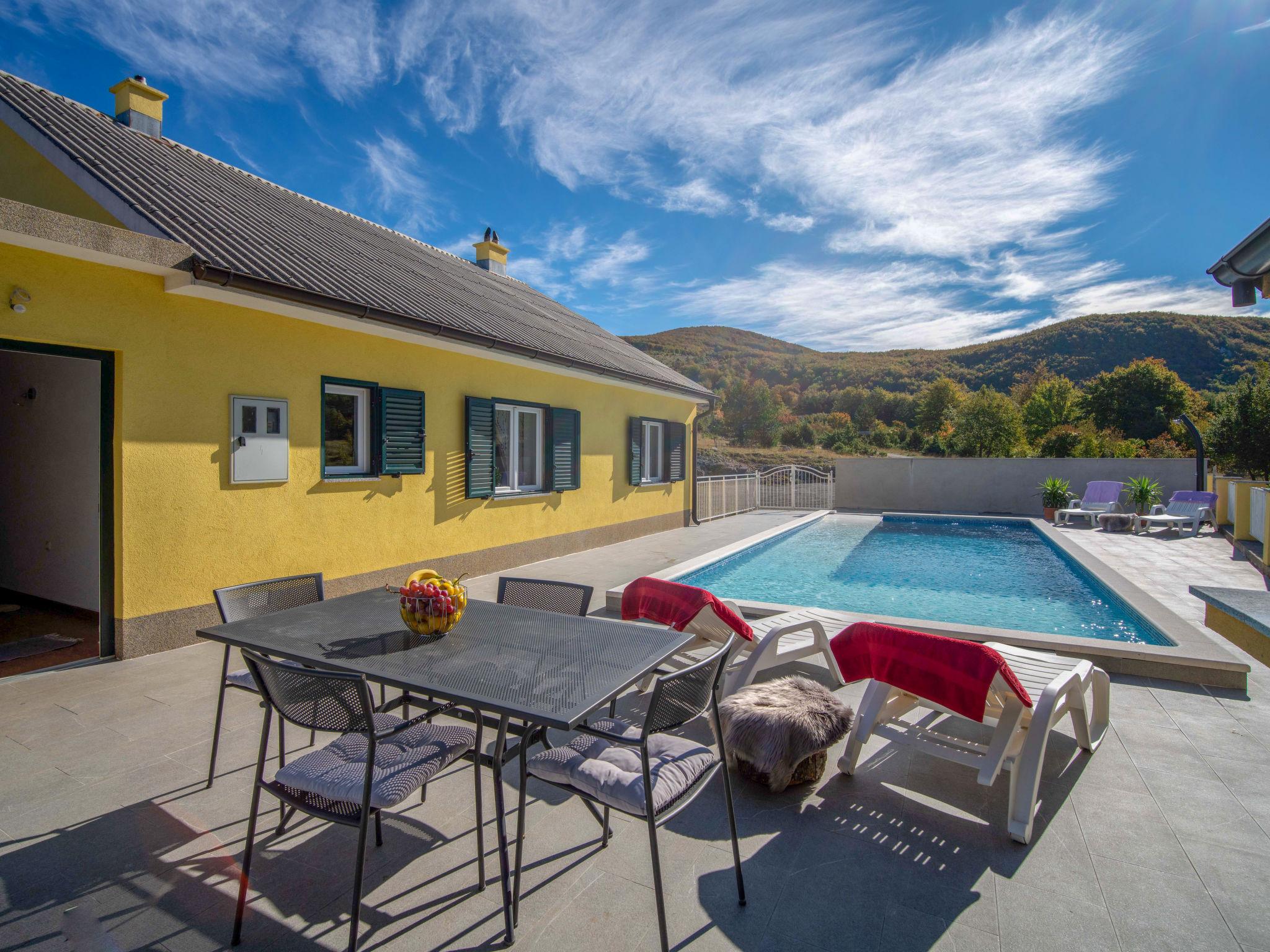 Photo 3 - Maison de 2 chambres à Senj avec piscine privée et terrasse