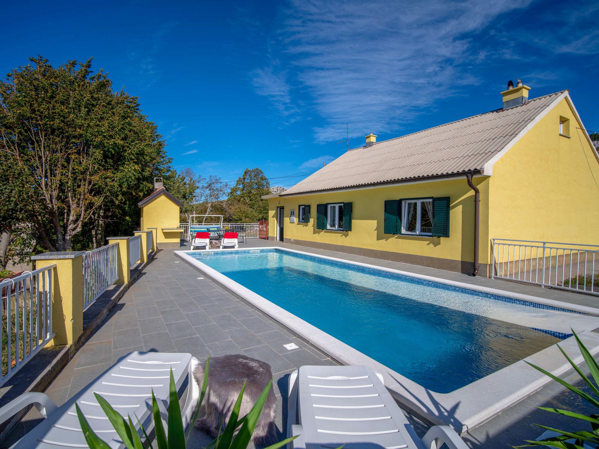 Photo 2 - Maison de 2 chambres à Senj avec piscine privée et vues à la mer