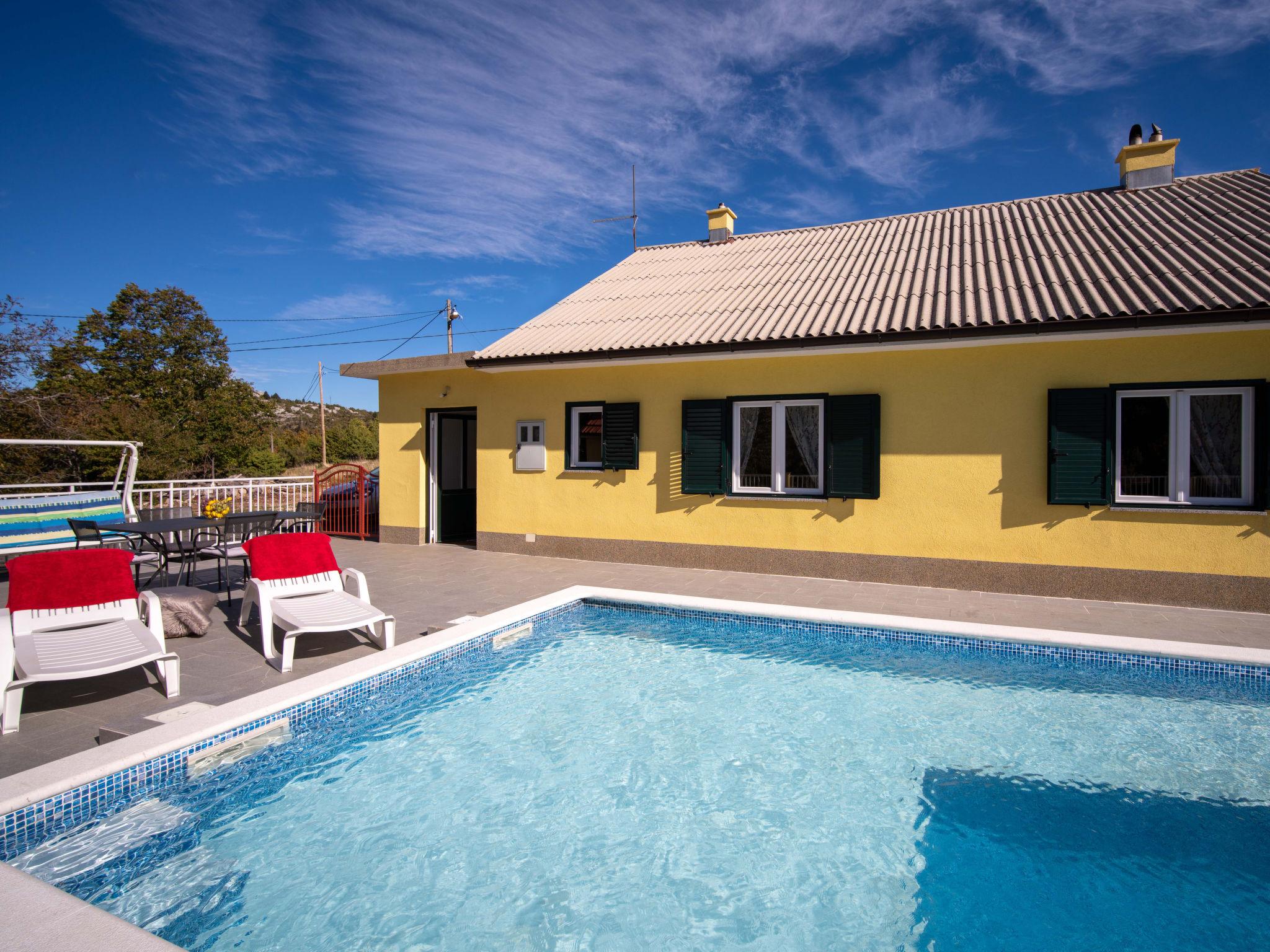 Foto 18 - Casa de 2 quartos em Senj com piscina privada e vistas do mar