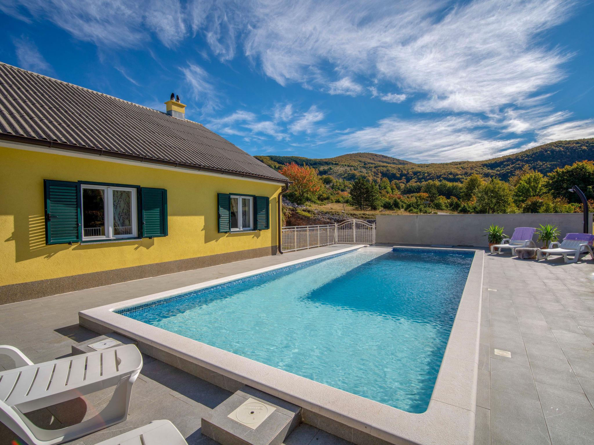 Photo 1 - Maison de 2 chambres à Senj avec piscine privée et vues à la mer