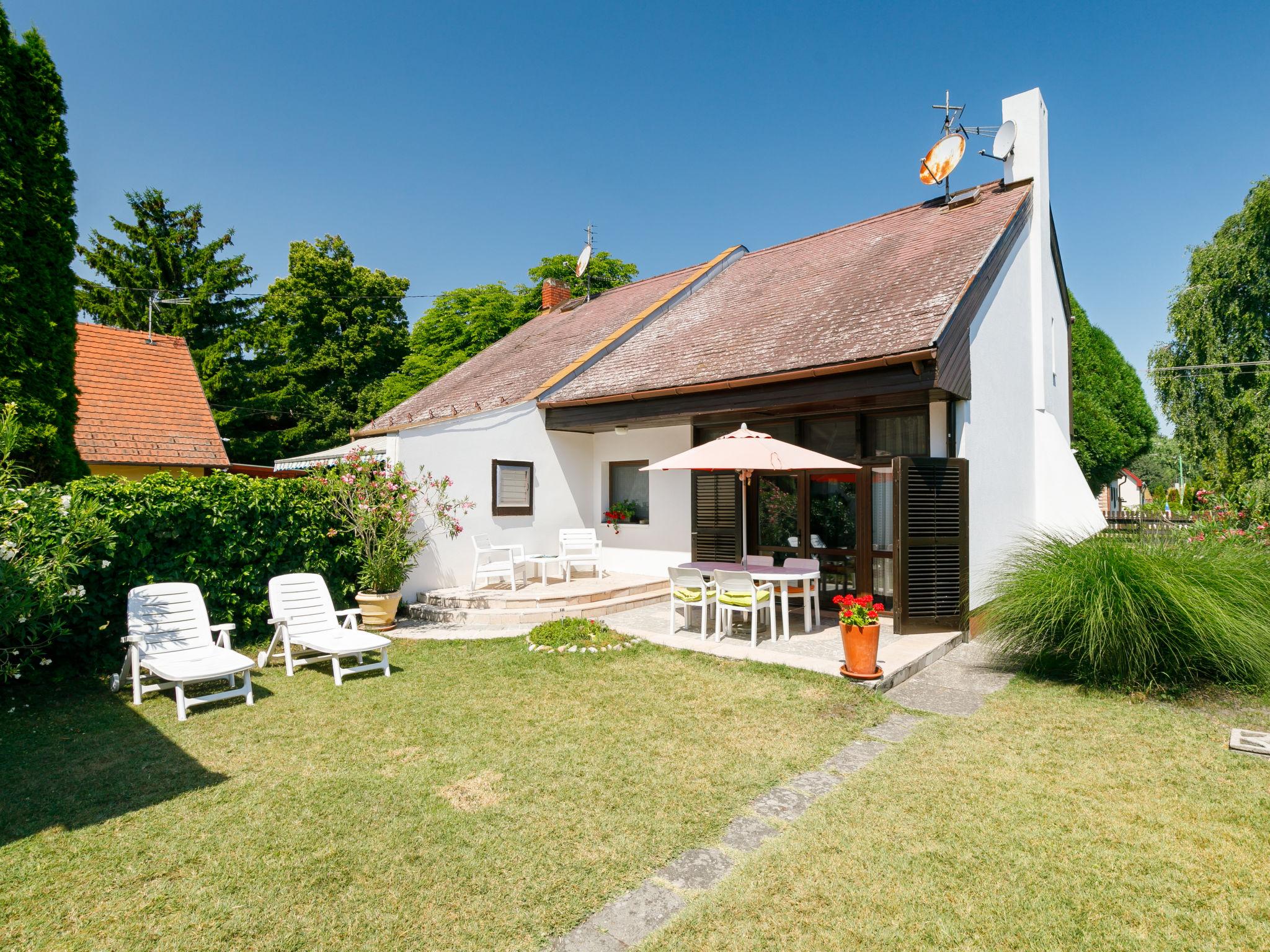 Photo 1 - Maison de 4 chambres à Balatonfenyves avec jardin et terrasse