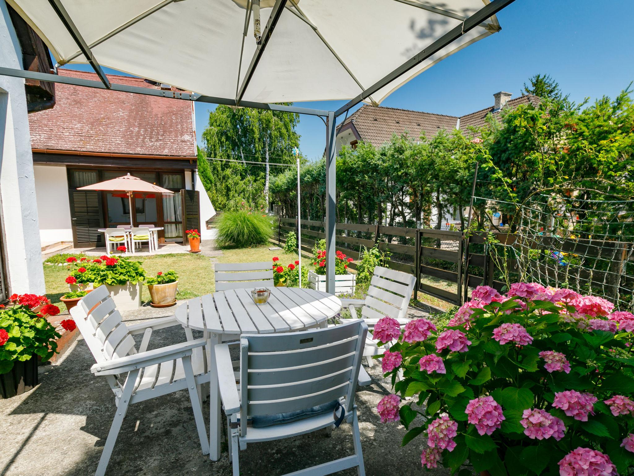 Photo 3 - Maison de 4 chambres à Balatonfenyves avec jardin et terrasse