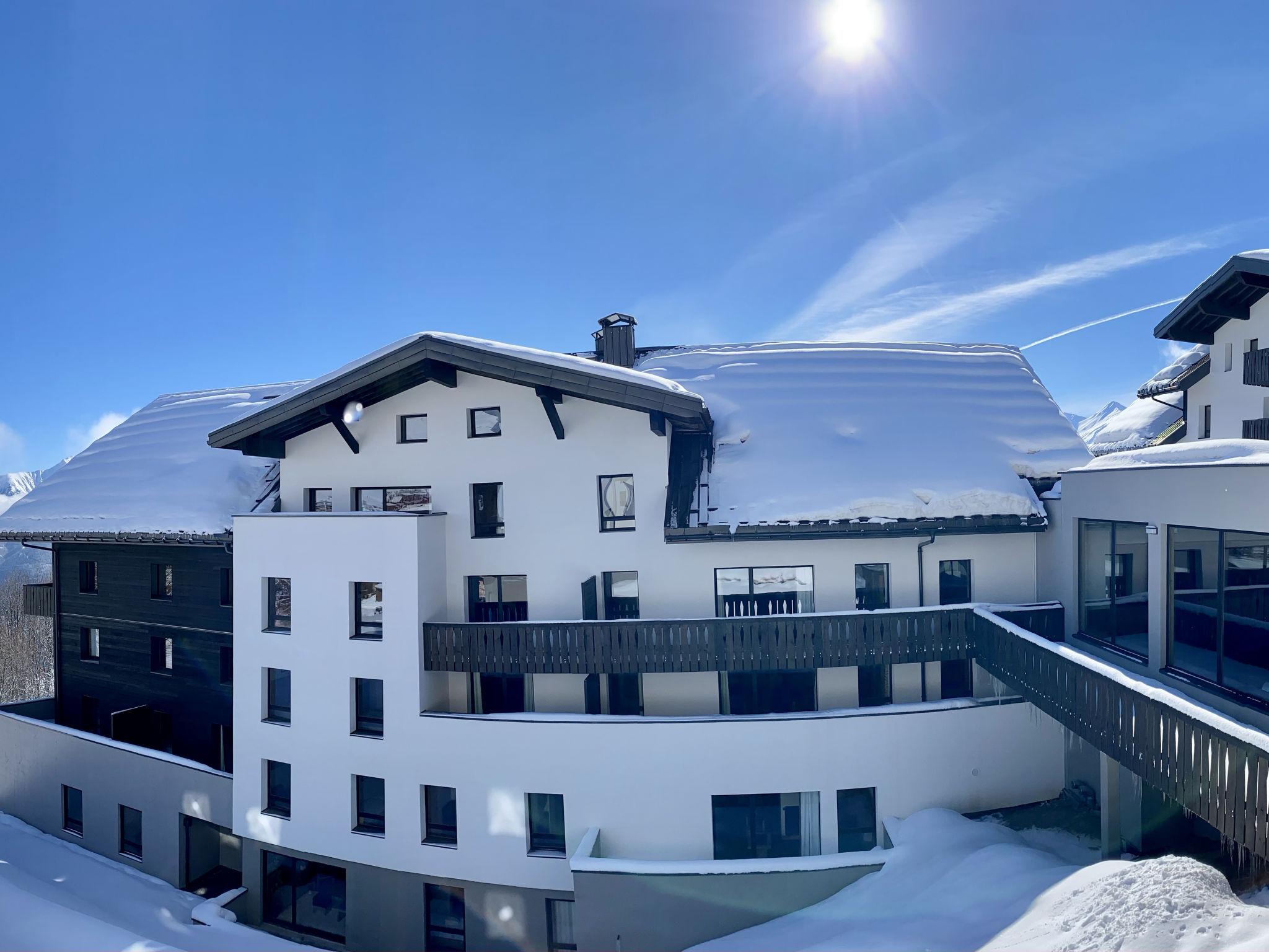 Foto 1 - Appartamento con 2 camere da letto a Fontcouverte-la-Toussuire con piscina e vista sulle montagne