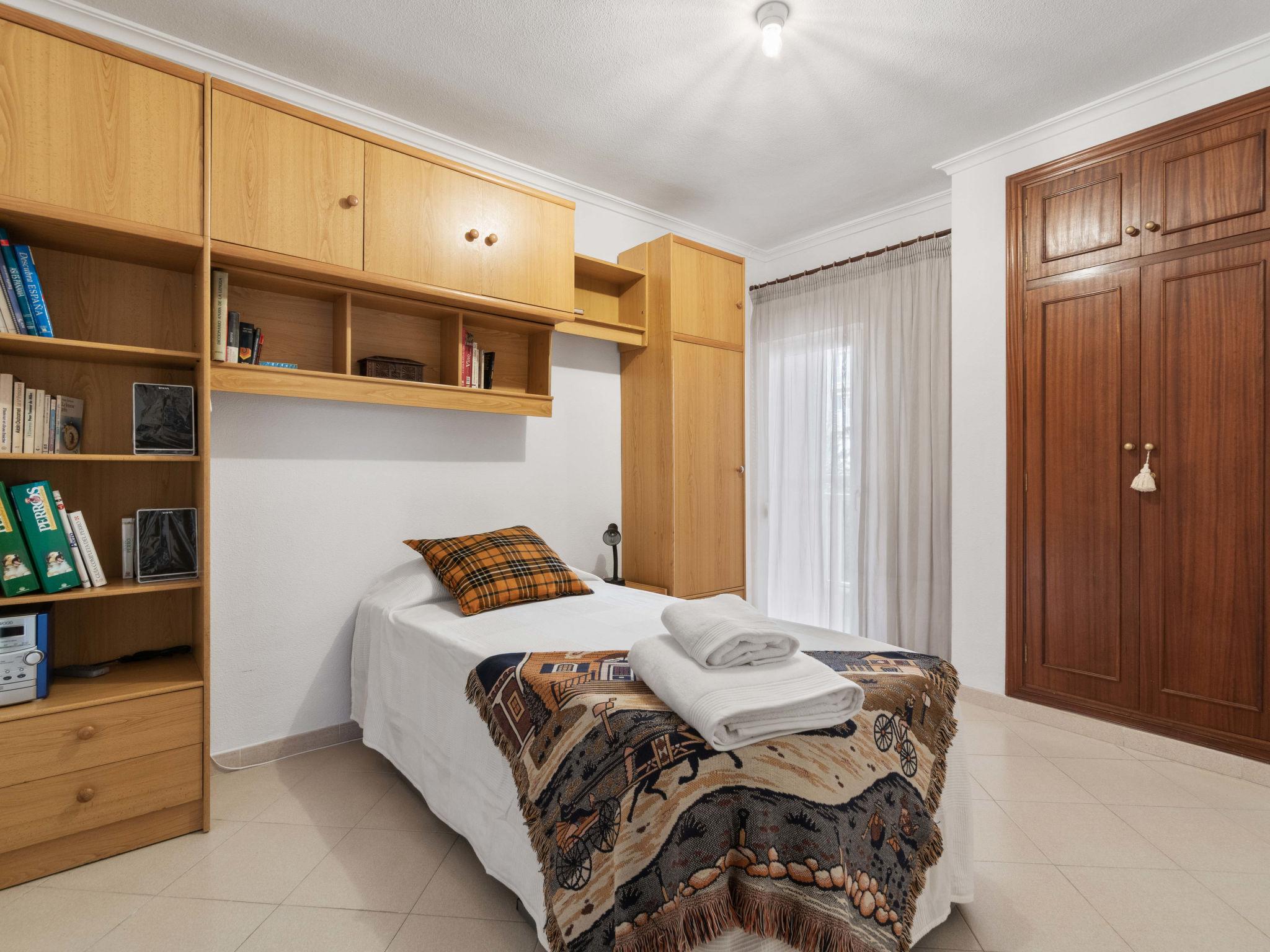 Foto 15 - Apartment mit 3 Schlafzimmern in Alicante mit schwimmbad und blick aufs meer