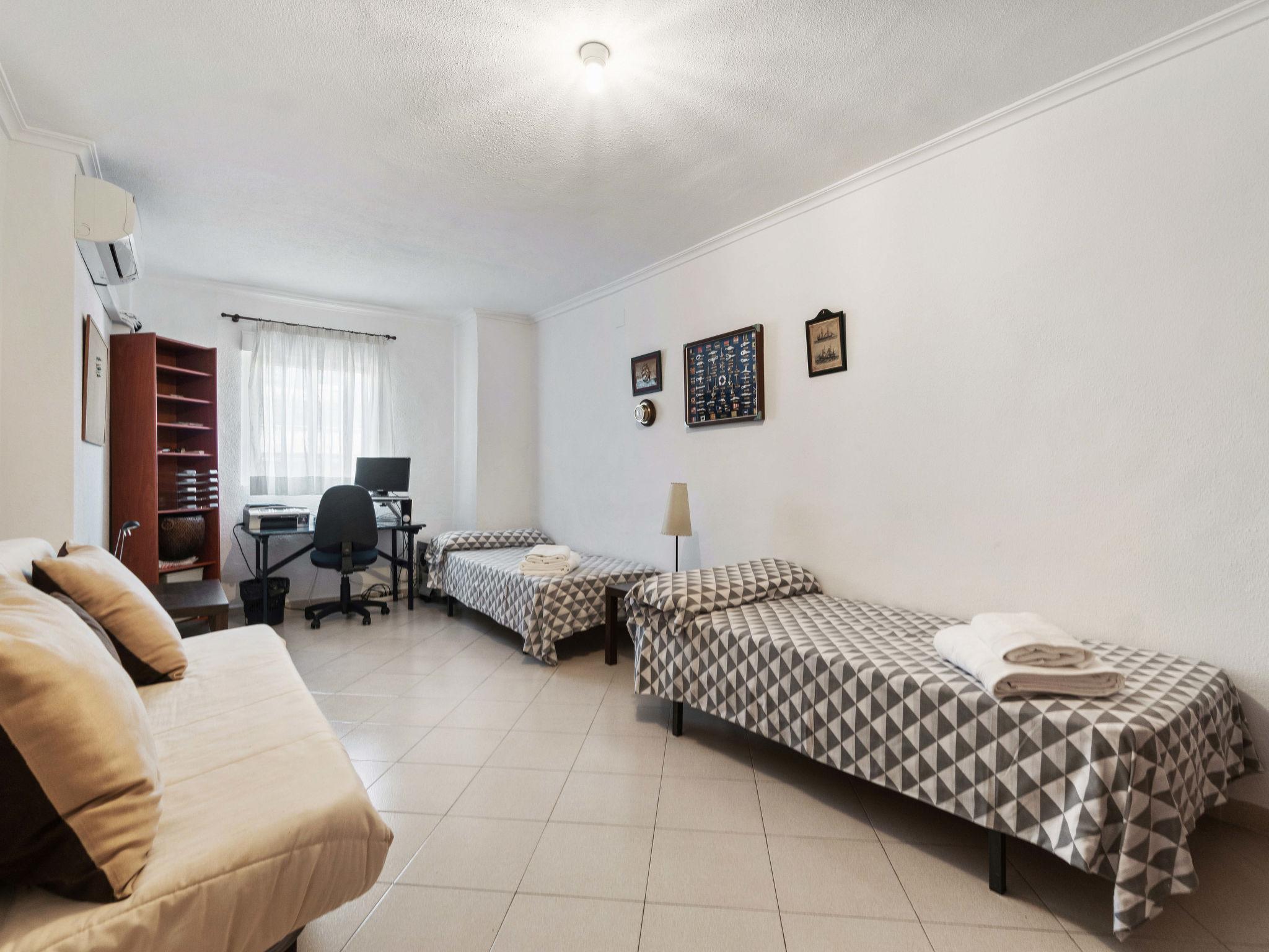 Foto 16 - Apartment mit 3 Schlafzimmern in Alicante mit schwimmbad und blick aufs meer
