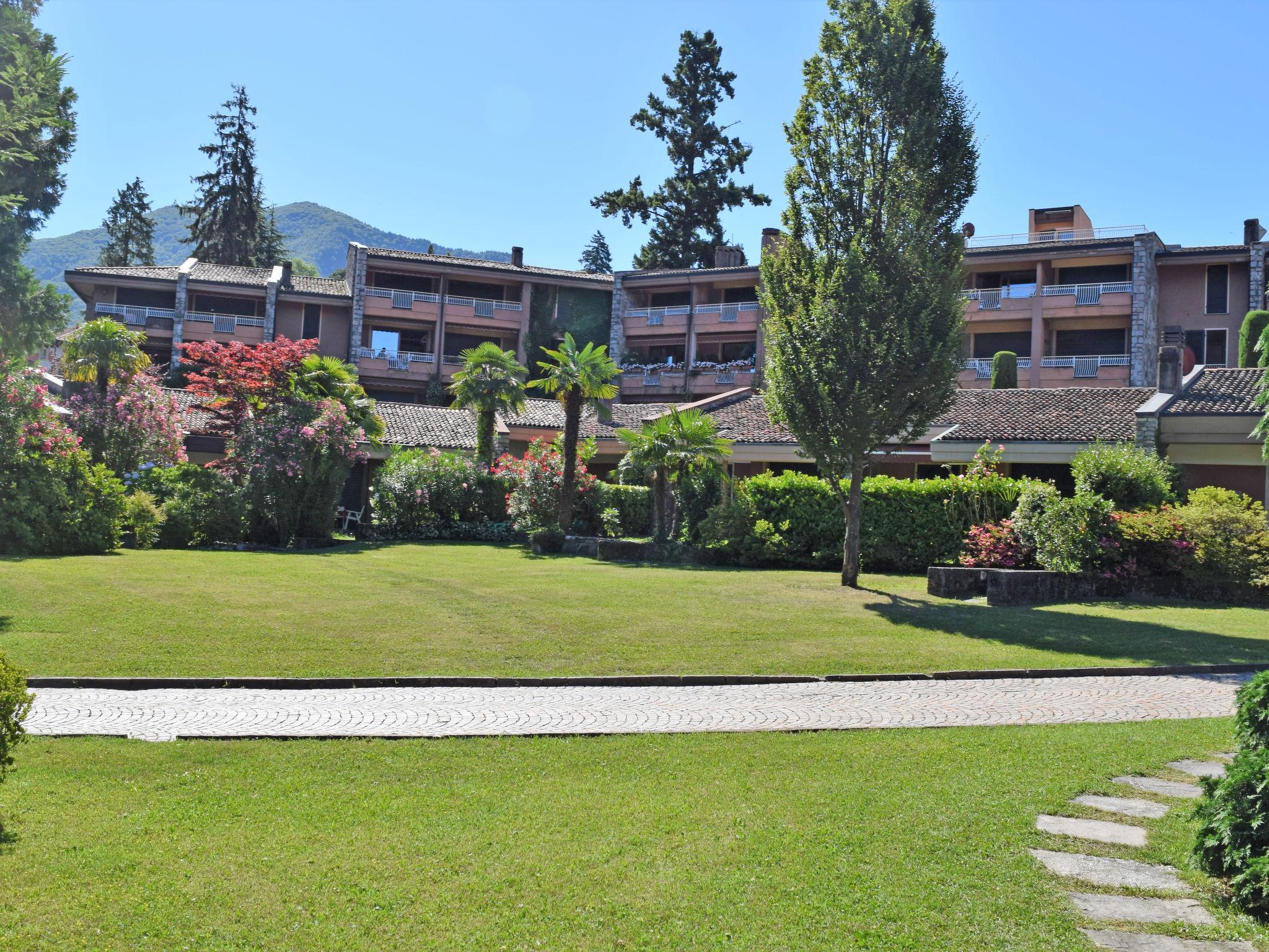 Photo 1 - Apartment in Porto Valtravaglia with swimming pool and mountain view