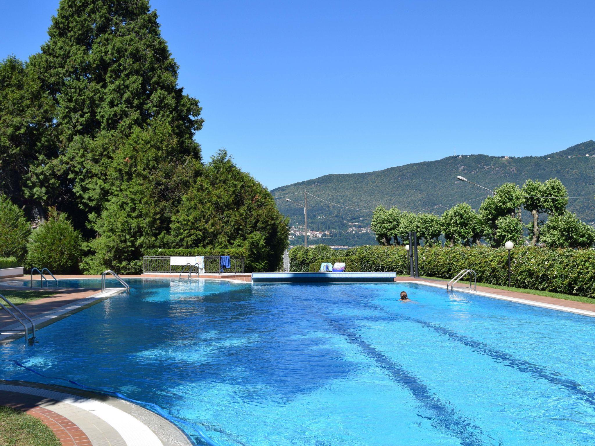 Foto 2 - Casa de 2 quartos em Porto Valtravaglia com piscina e vista para a montanha