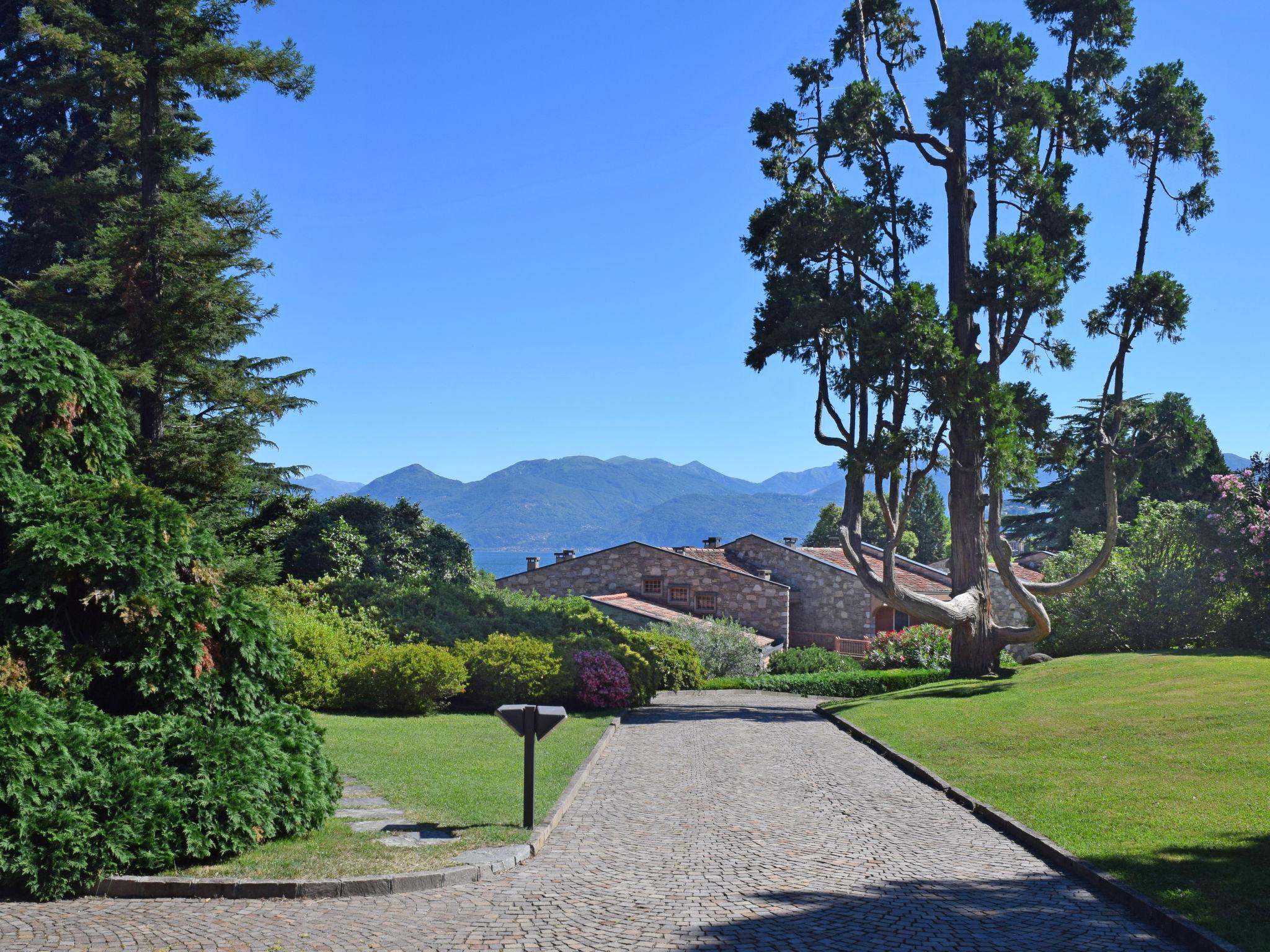 Foto 31 - Appartamento con 1 camera da letto a Porto Valtravaglia con piscina e giardino