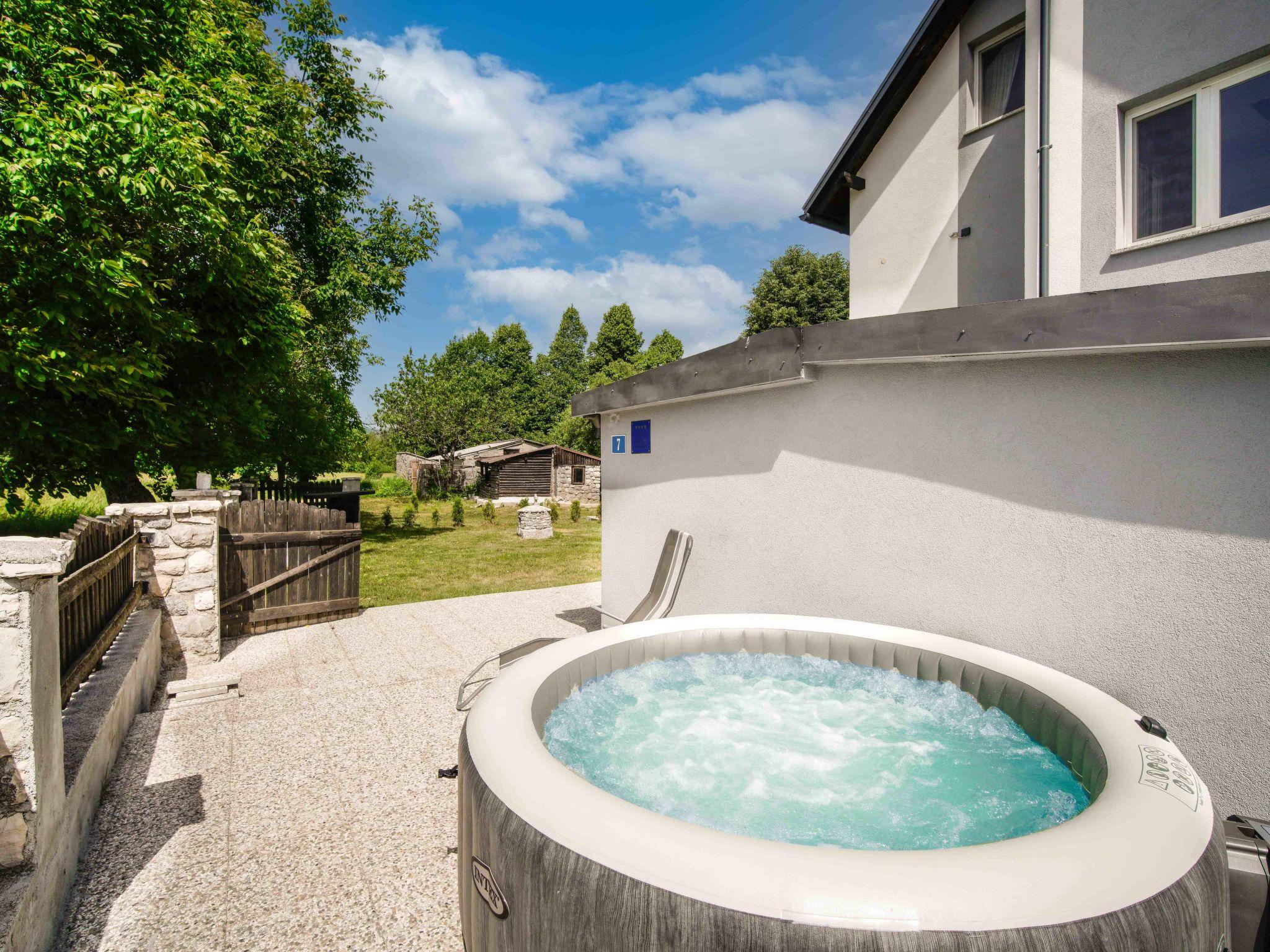 Foto 9 - Casa de 4 quartos em Fužine com piscina privada e jardim