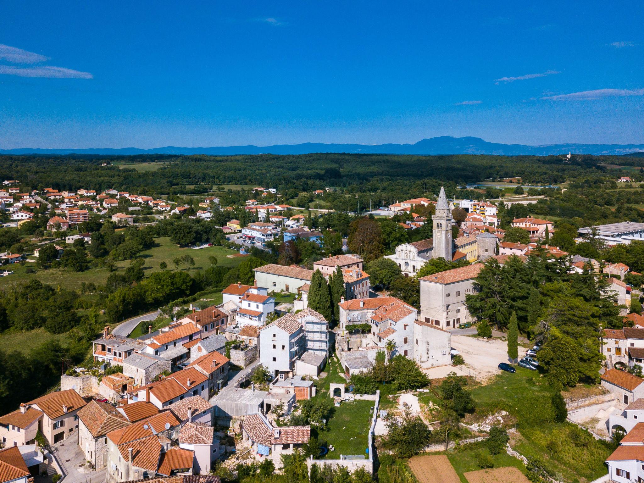 Photo 31 - 2 bedroom Apartment in Žminj with private pool and garden