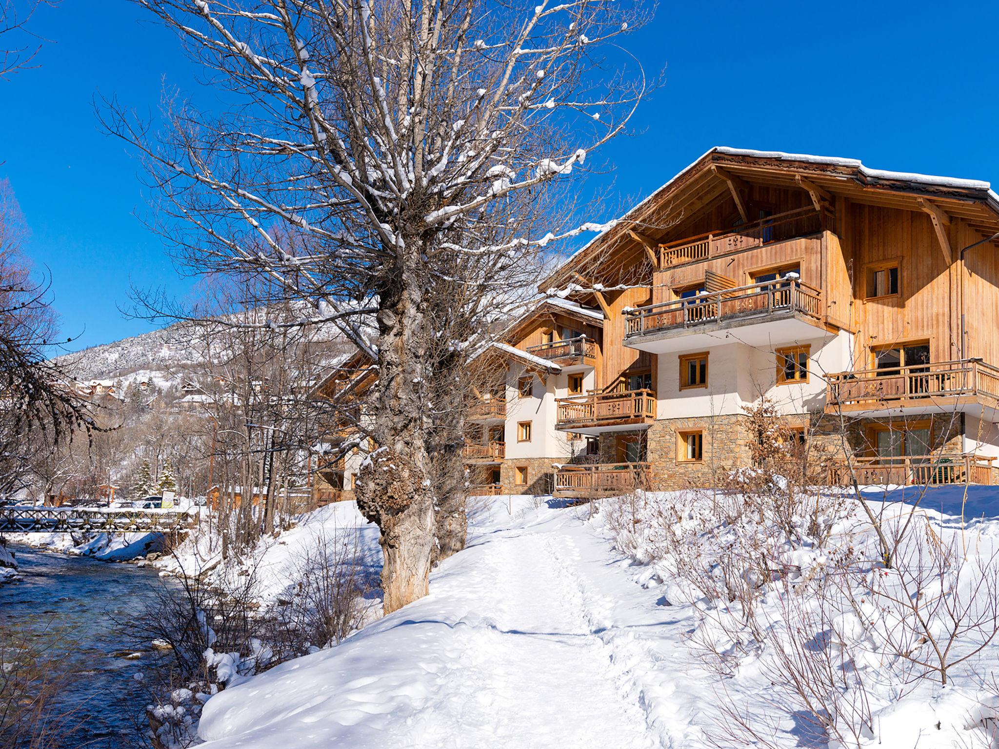 Foto 6 - Apartamento de 2 quartos em Saint-Chaffrey com piscina e vista para a montanha