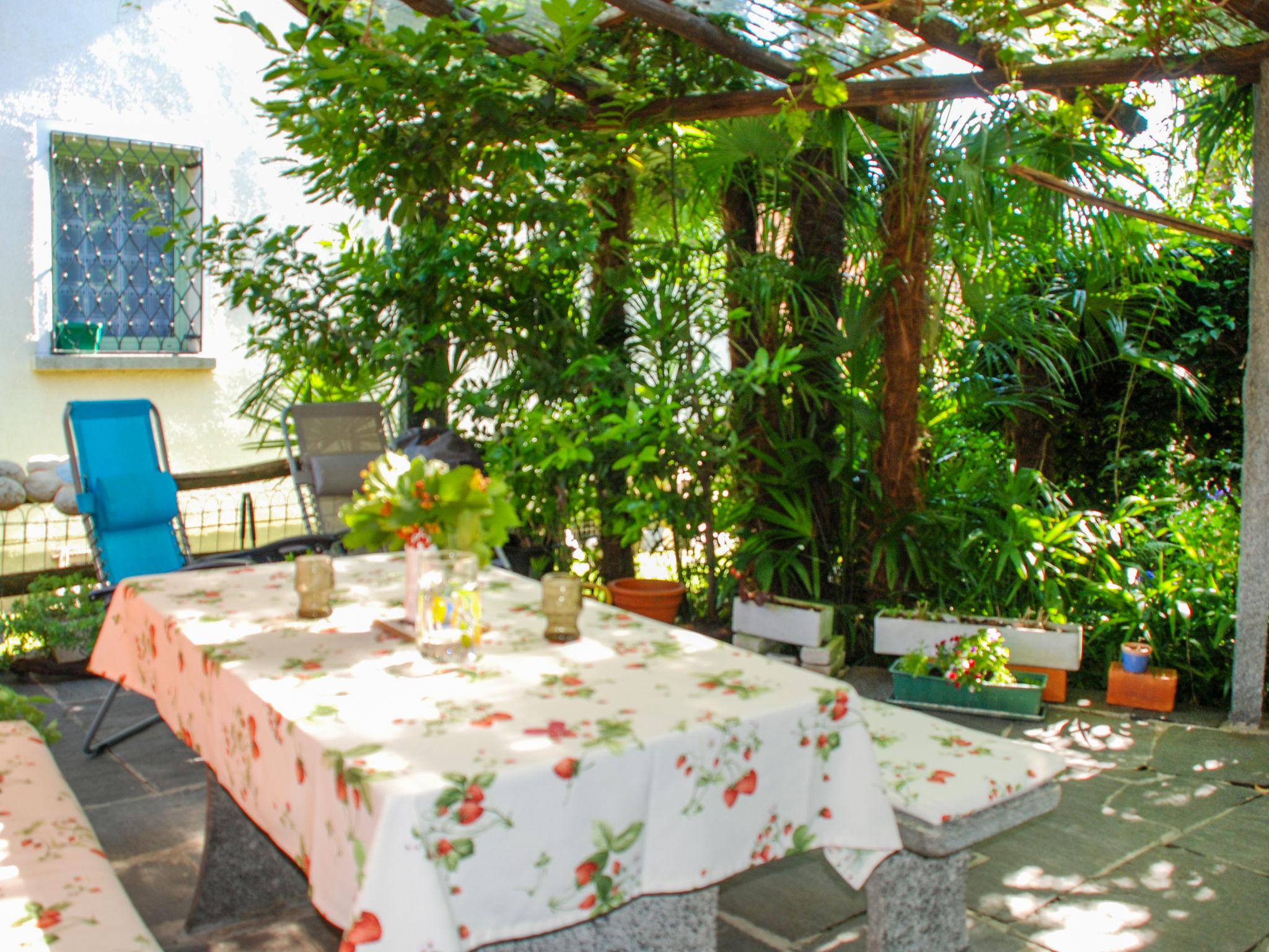 Photo 18 - Maison de 1 chambre à Gordola avec jardin et vues sur la montagne