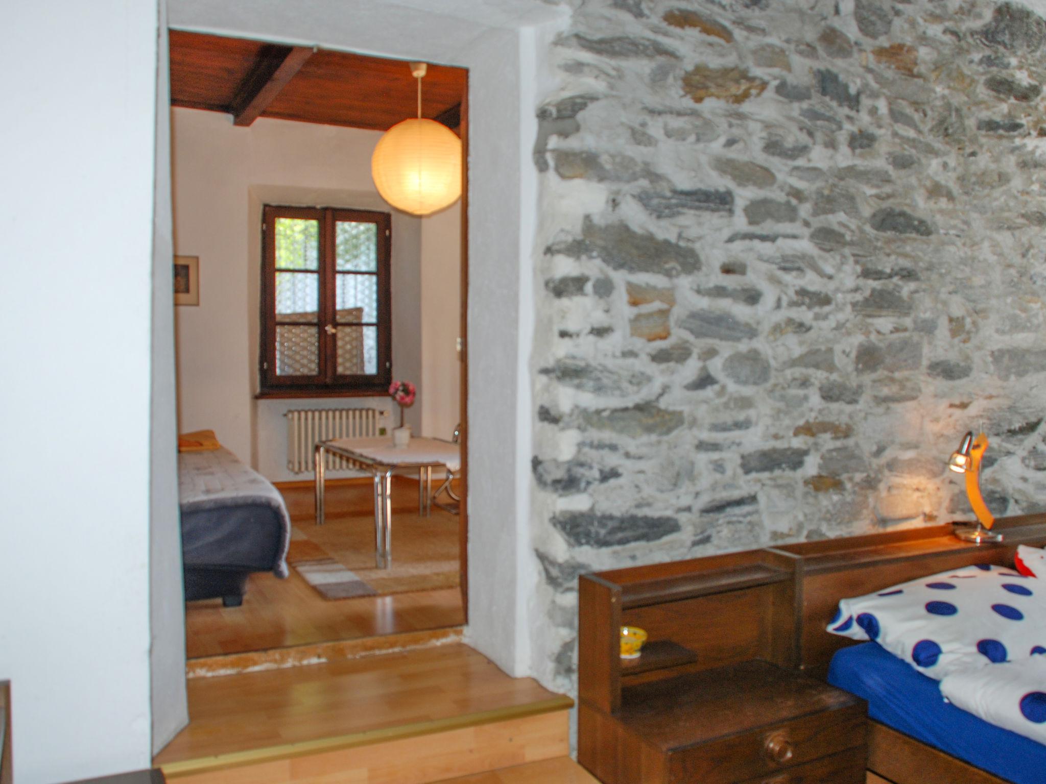 Photo 10 - Maison de 1 chambre à Gordola avec jardin et vues sur la montagne