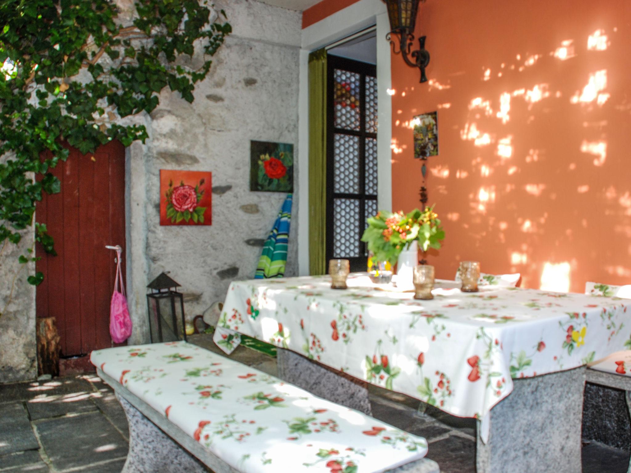 Photo 2 - Maison de 1 chambre à Gordola avec jardin et vues sur la montagne