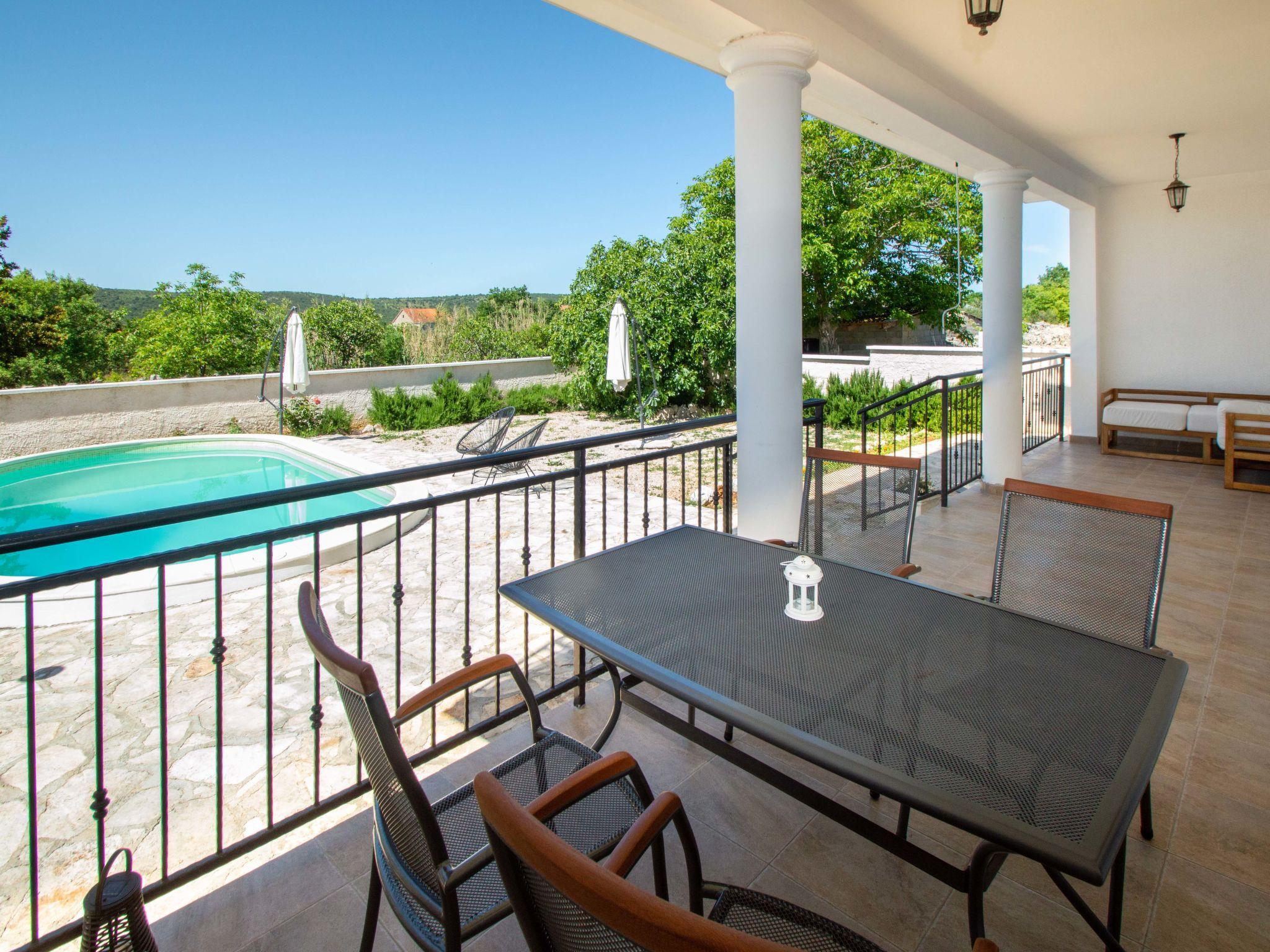 Photo 2 - Maison de 6 chambres à Sibenik avec piscine privée et jardin